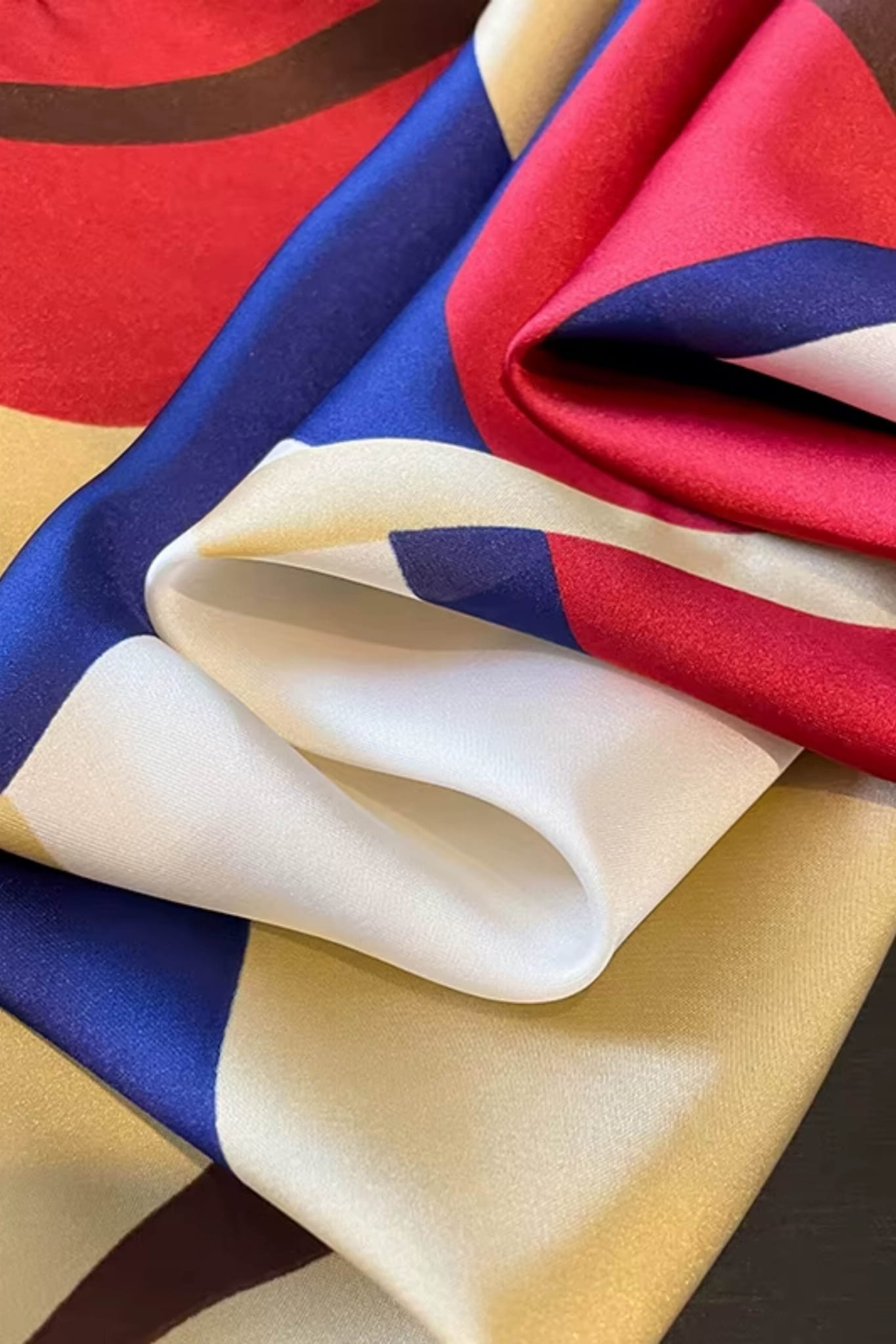 Apaszka w użyciu, stylizowana na szyi, podkreślająca nowoczesny charakter outfitu | KAMEA | Spironik.pl