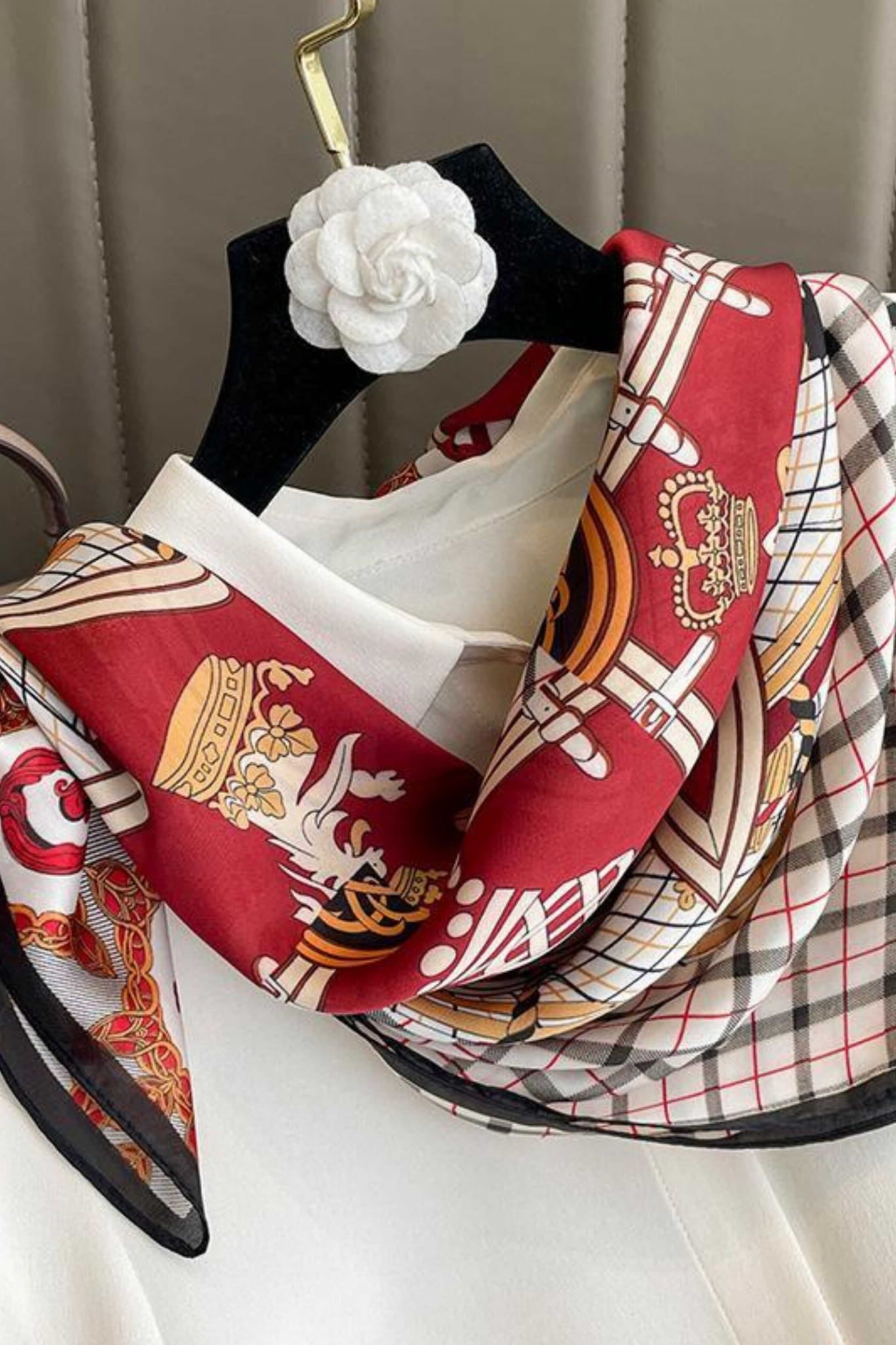 Apaszka w użyciu jako ozdoba włosów, idealnie układająca się na szyi | KAMEA | Spironik.pl