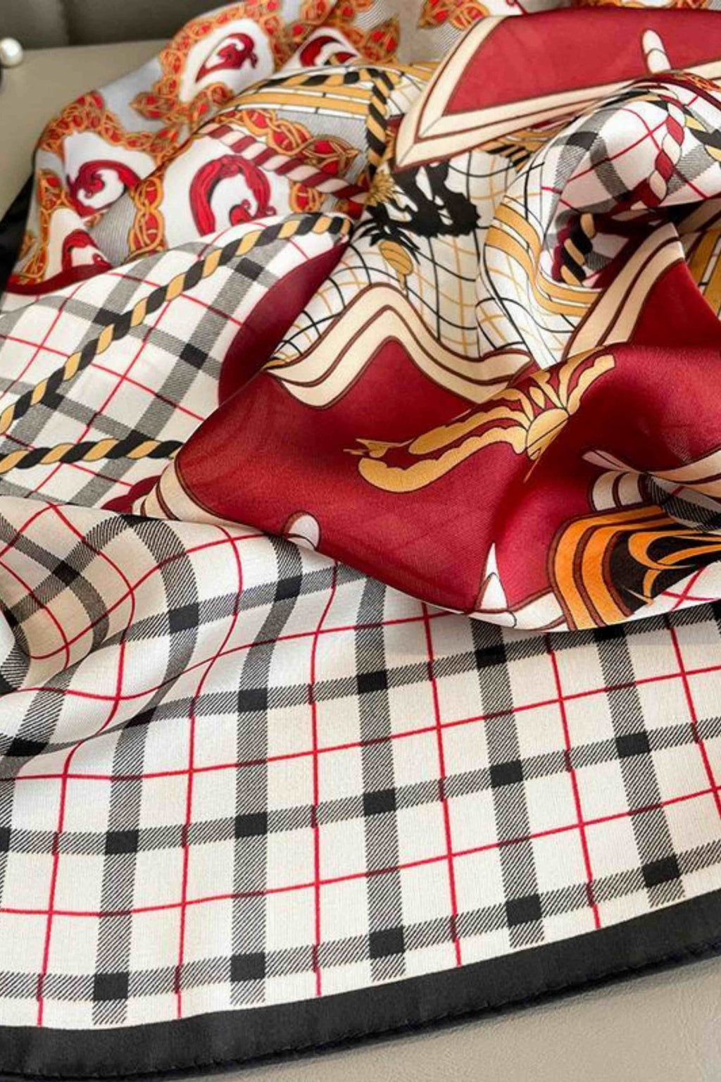 Widok z boku apaszki damskiej o wymiarach 70x70 cm, wykonanej z miękkiego poliestru | KAMEA | Spironik.pl