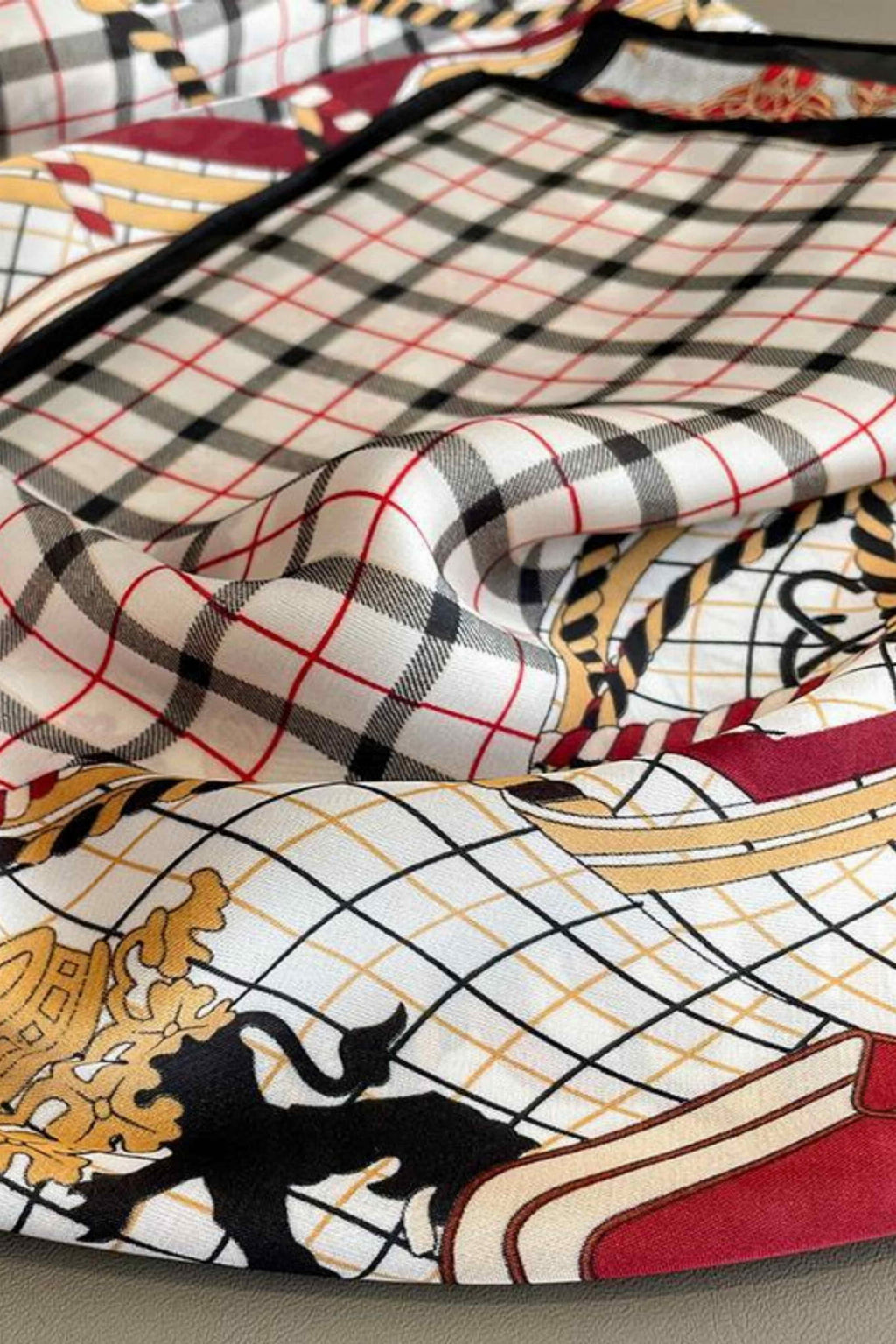 Faktura materiału apaszki przypominająca jedwab, lekka i przyjemna w dotyku | KAMEA | Spironik.pl