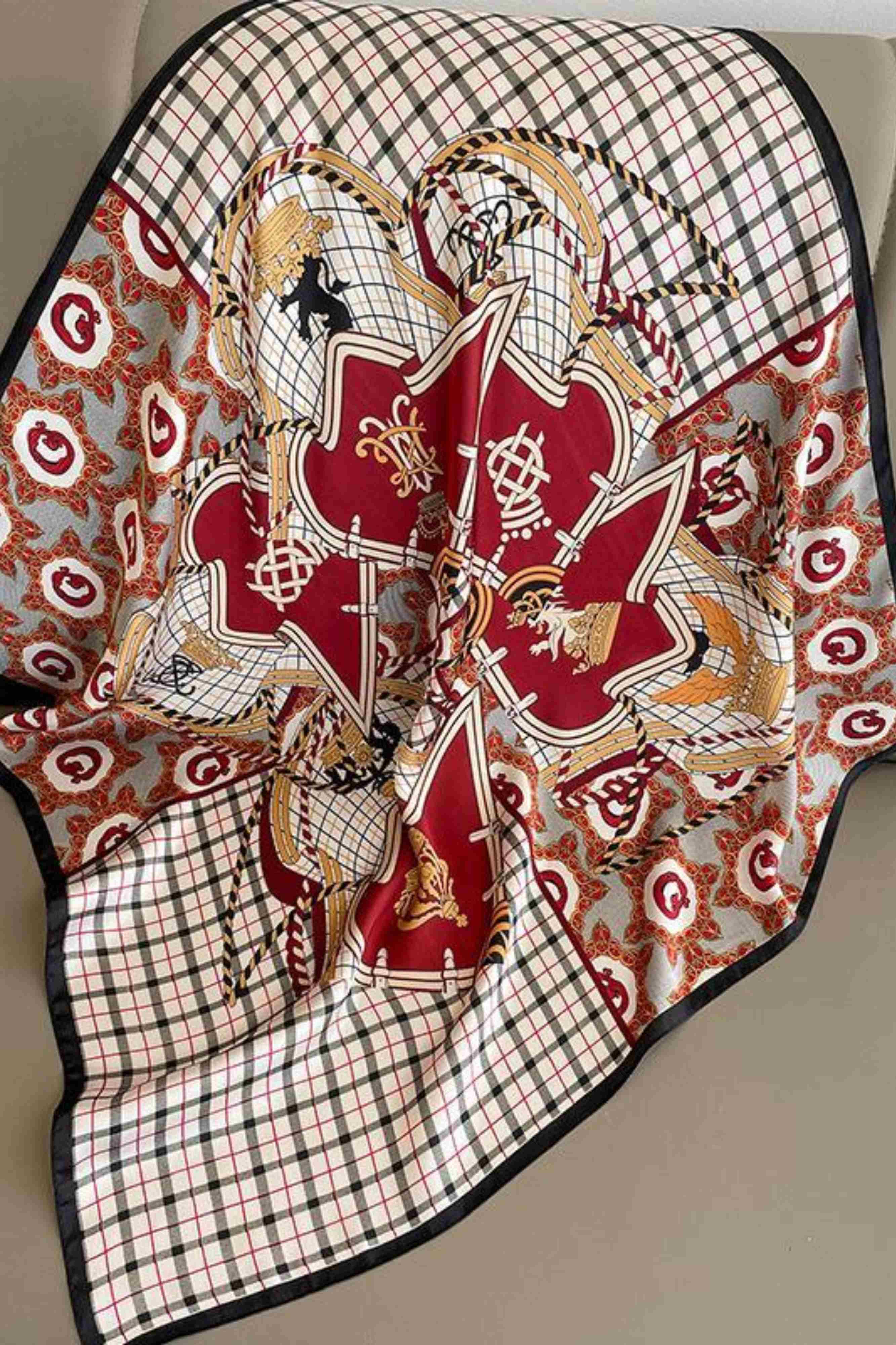 Detal wzoru paisley na apaszce w odcieniach bordo, beżu, karmelu i czerni | KAMEA | Spironik.pl