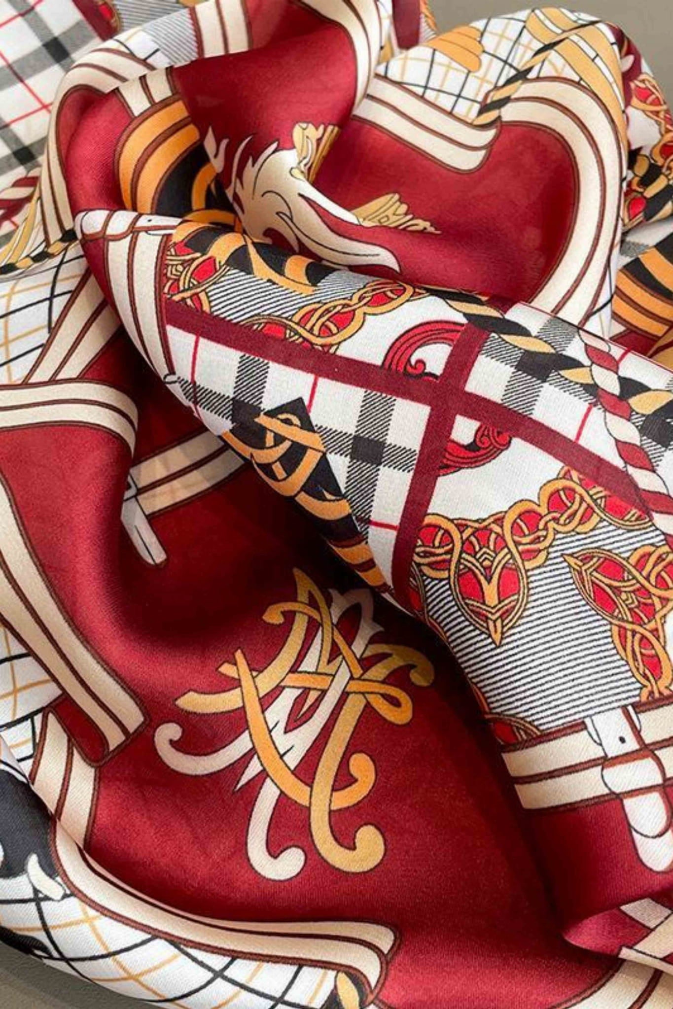 Apaszka w stylu etnicznym, doskonała jako dodatek do klasycznej stylizacji | KAMEA | Spironik.pl