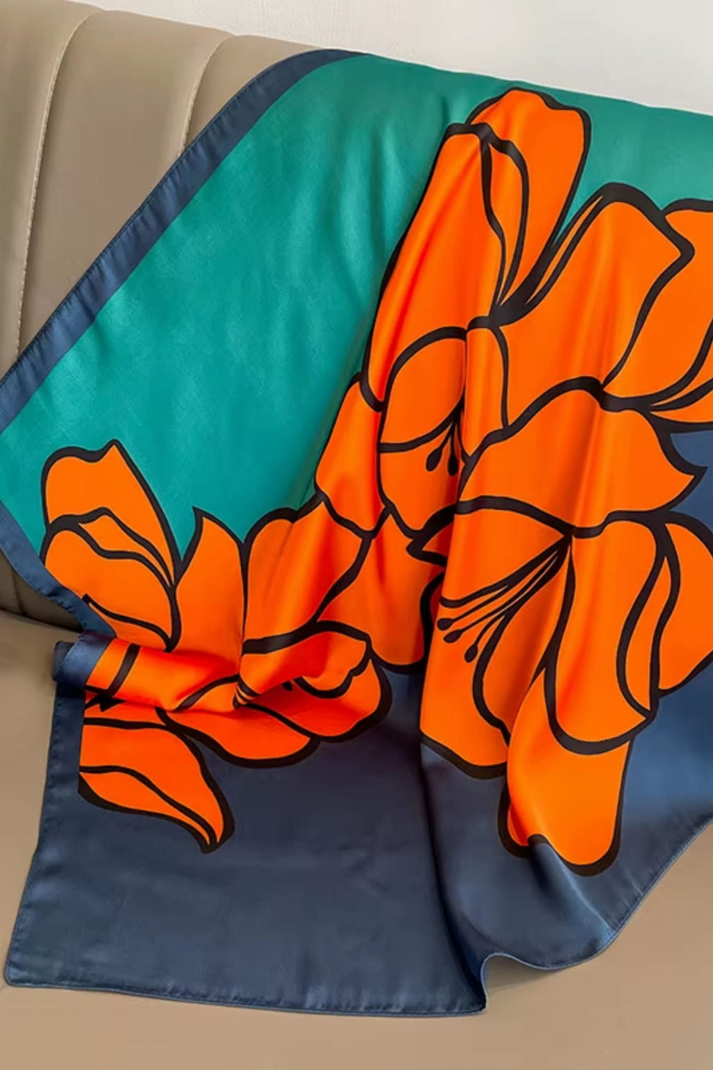 Detal apaszki z gładkiego poliestru imitującego jedwab, ukazujący intensywne kolory i wzór | KAMEA | Spironik.pl