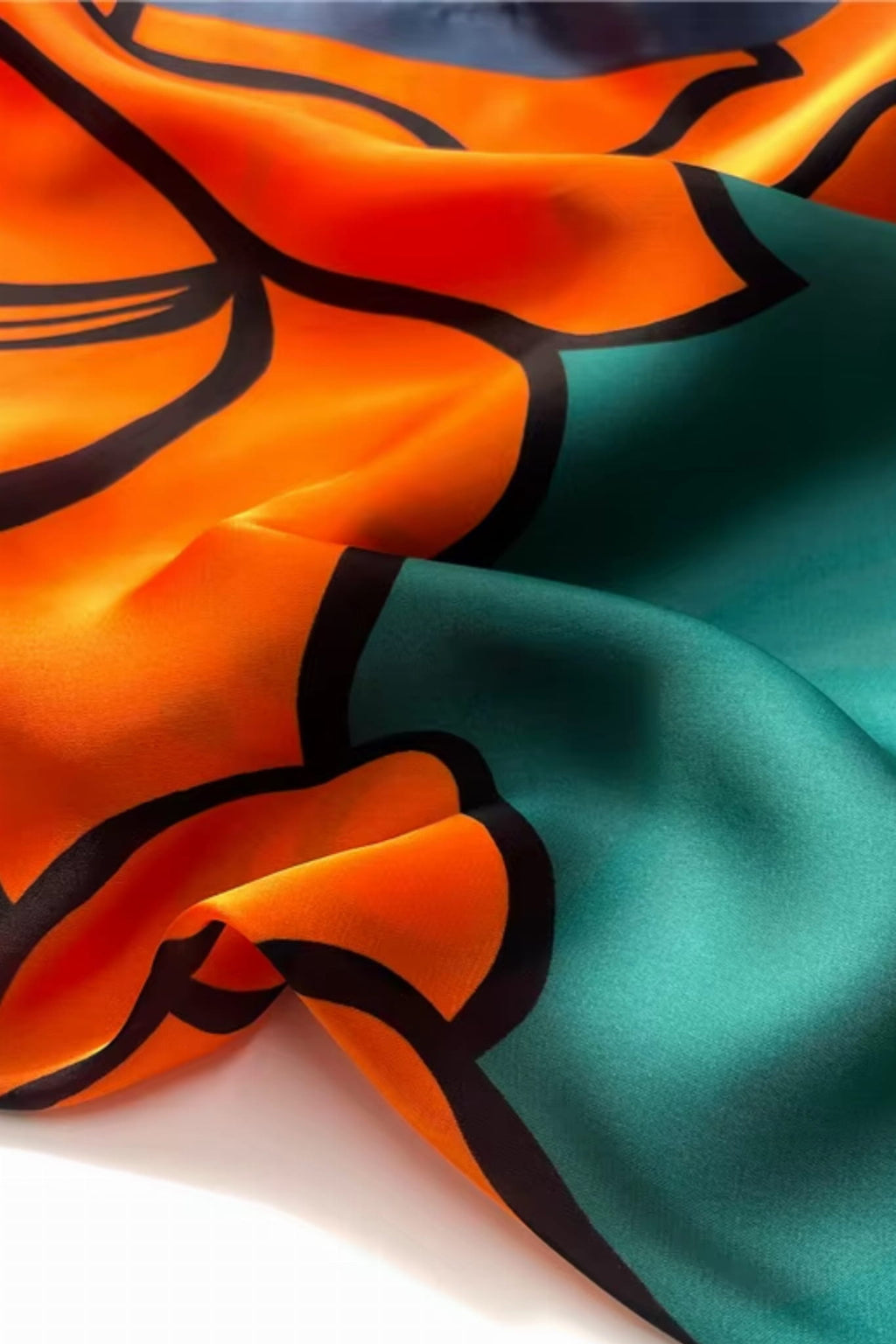 Apaszka w użyciu, przewiązana na szyi, dodająca charakteru codziennej stylizacji | KAMEA | Spironik.pl