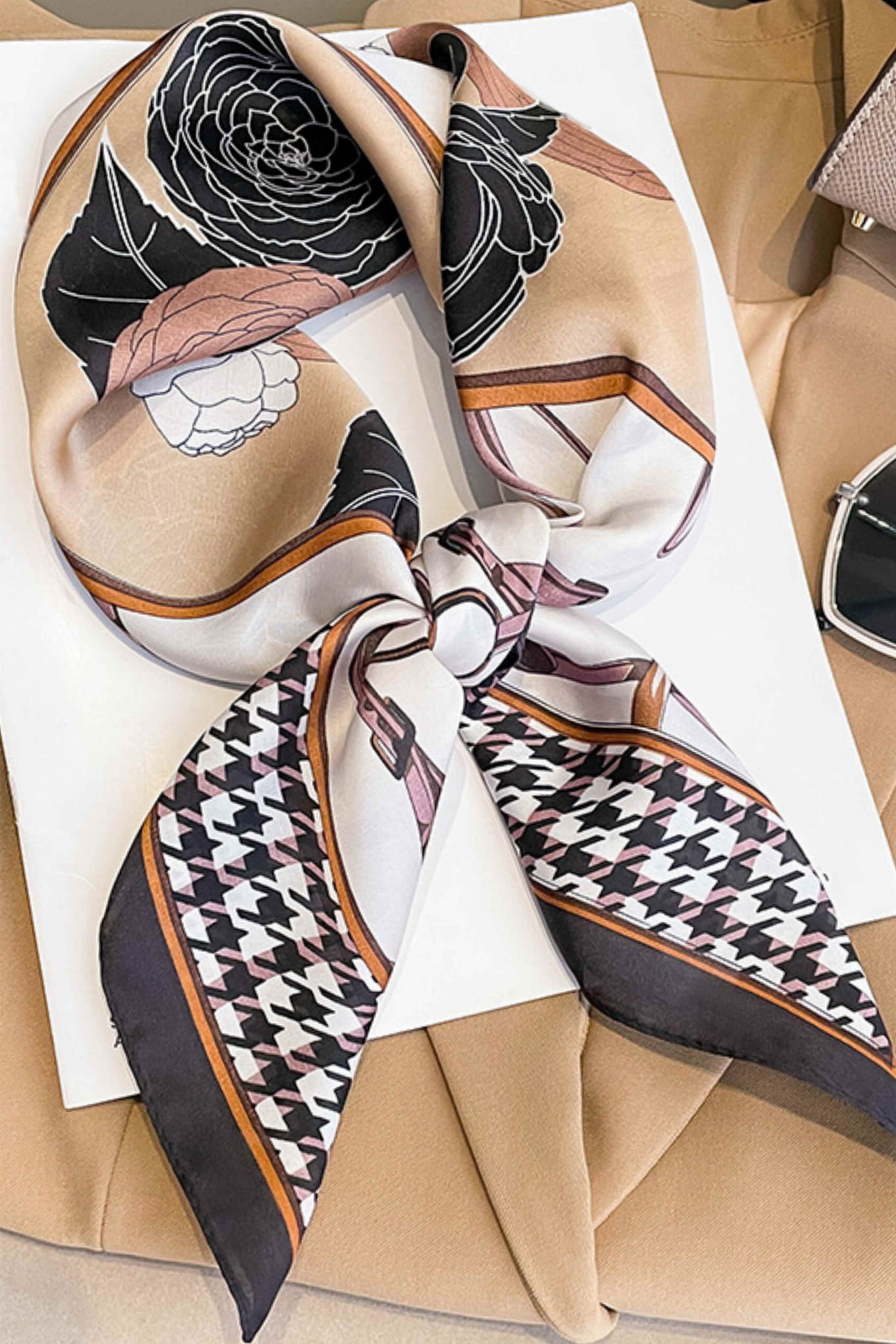 Apaszka, Model: FJ260-1//T40//19, Kolor: beżowy, Skład materiału: 100% Poliester, Przeznaczenie: Wielosezonowe, Wymiary(długość/szerokość): 70cm/70cm