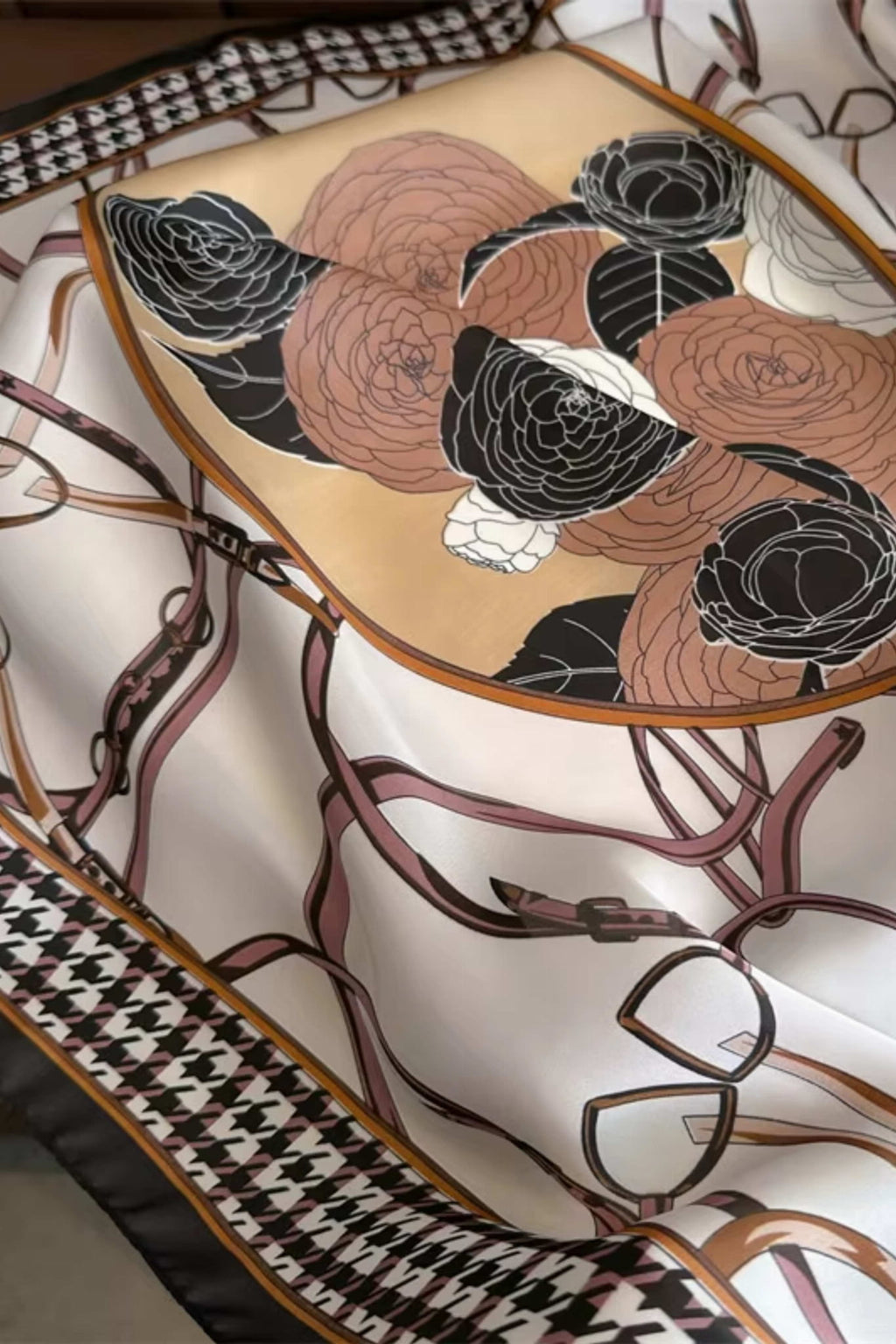 Apaszka w stylu vintage, wykonana z wysokiej jakości satynowego poliestru, w odcieniach bieli i różu | KAMEA | Spironik.pl