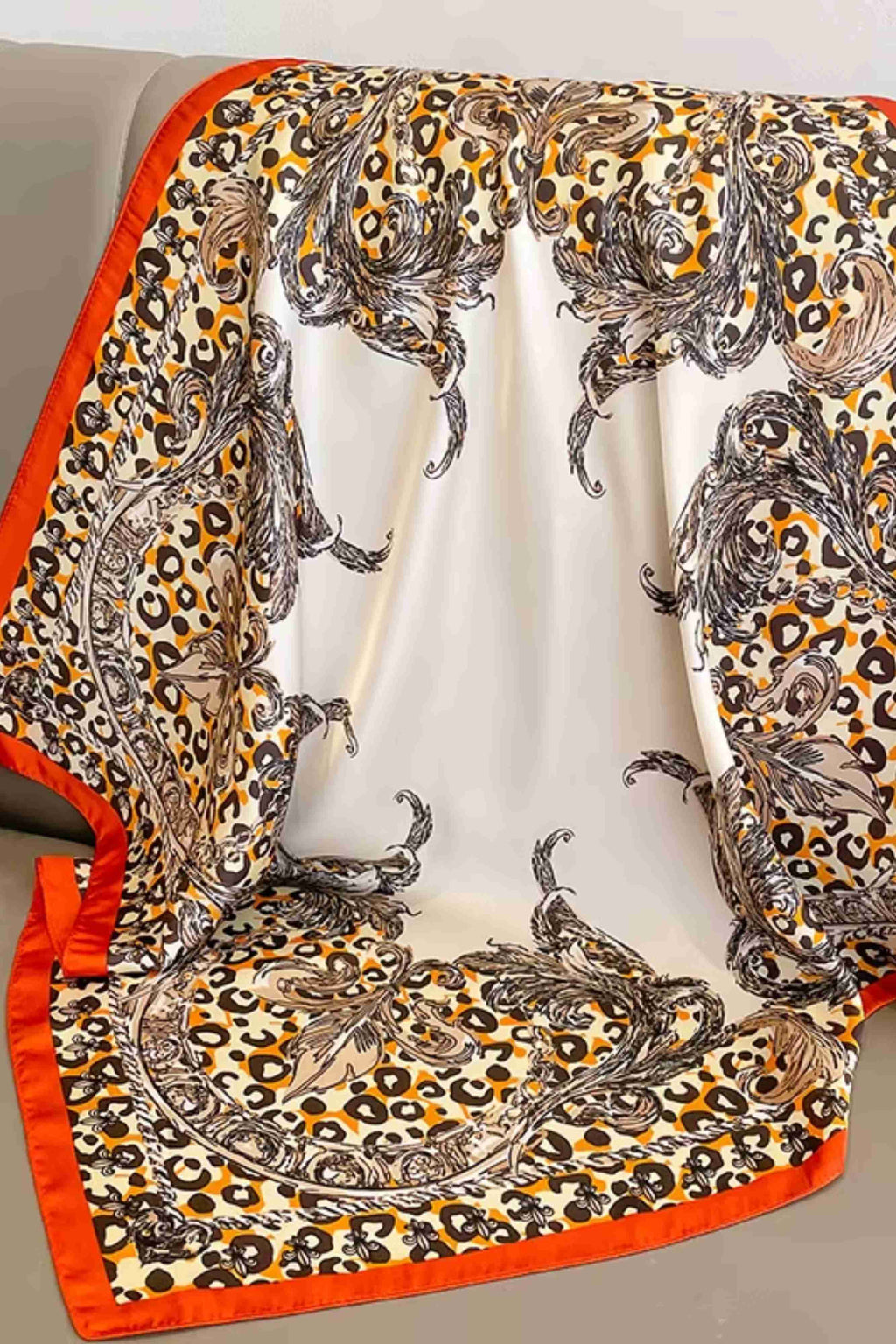 Detal apaszki o wymiarach 70x70 cm, wykonanej z poliestru o jedwabistym wykończeniu | KAMEA | Spironik.pl