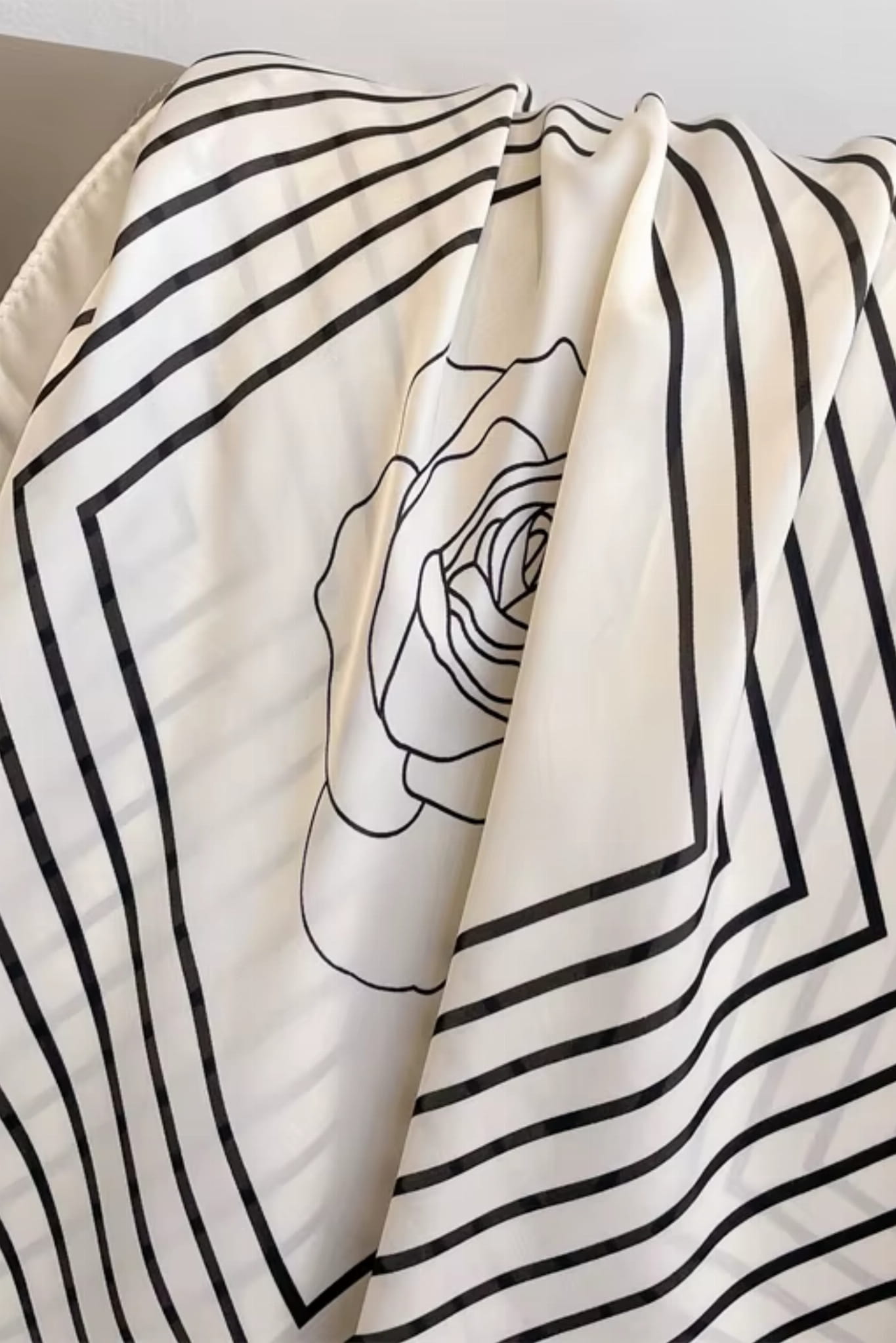 Apaszka w stylu minimalistycznym, idealna do eleganckich stylizacji, z satynowego poliestru | KAMEA | Spironik.pl