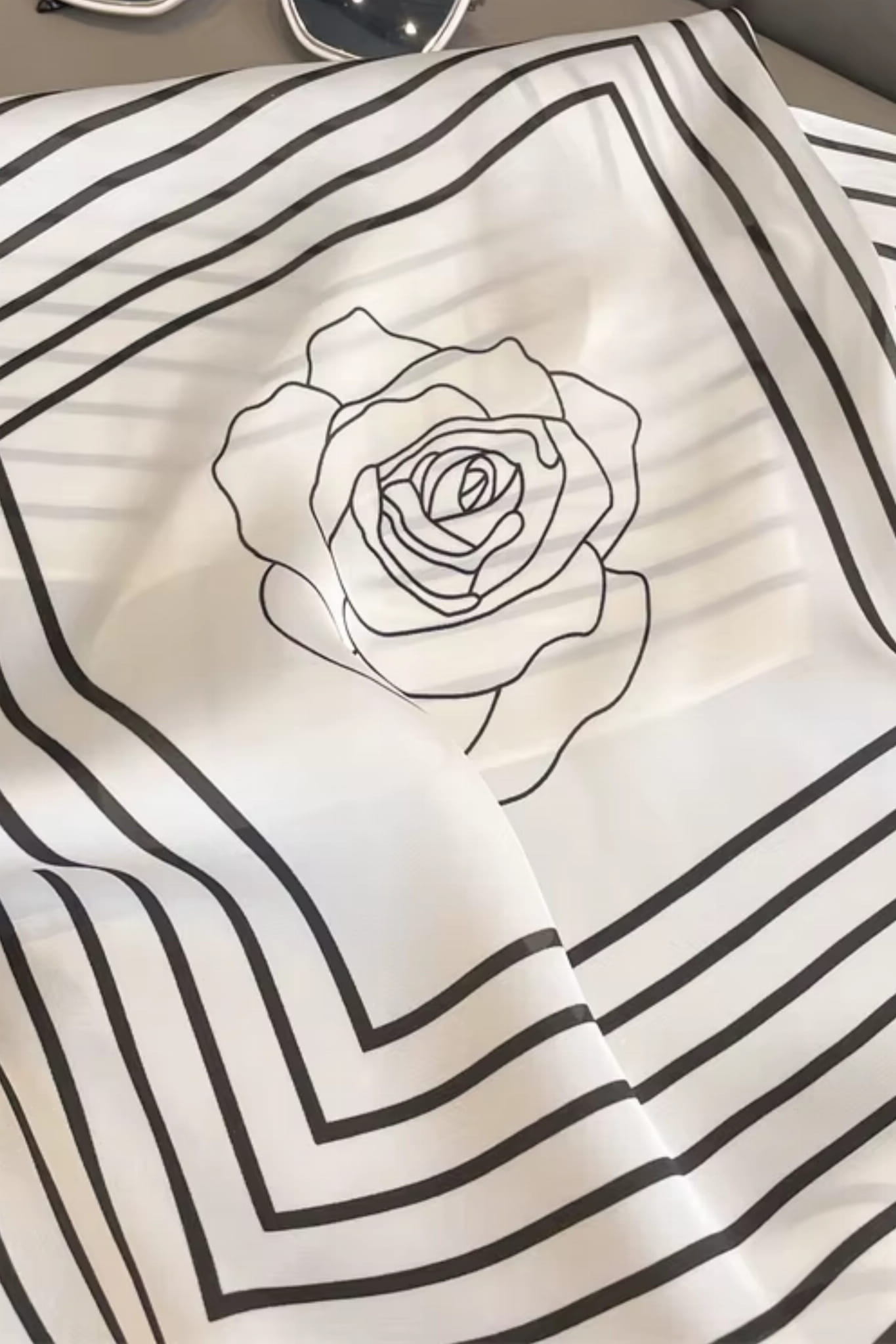 Przód apaszki z paskami i konturową różą, doskonała jako dodatek do torebki lub na szyję | KAMEA | Spironik.pl