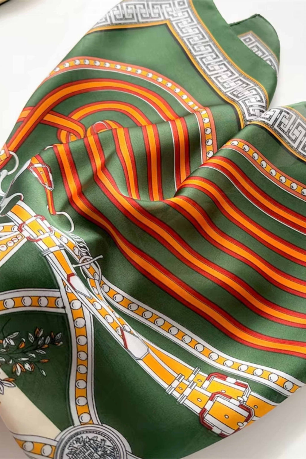 Bok satynowej apaszki z widoczną bordiurą grecką i finezyjnymi paskami | KAMEA | Spironik.pl