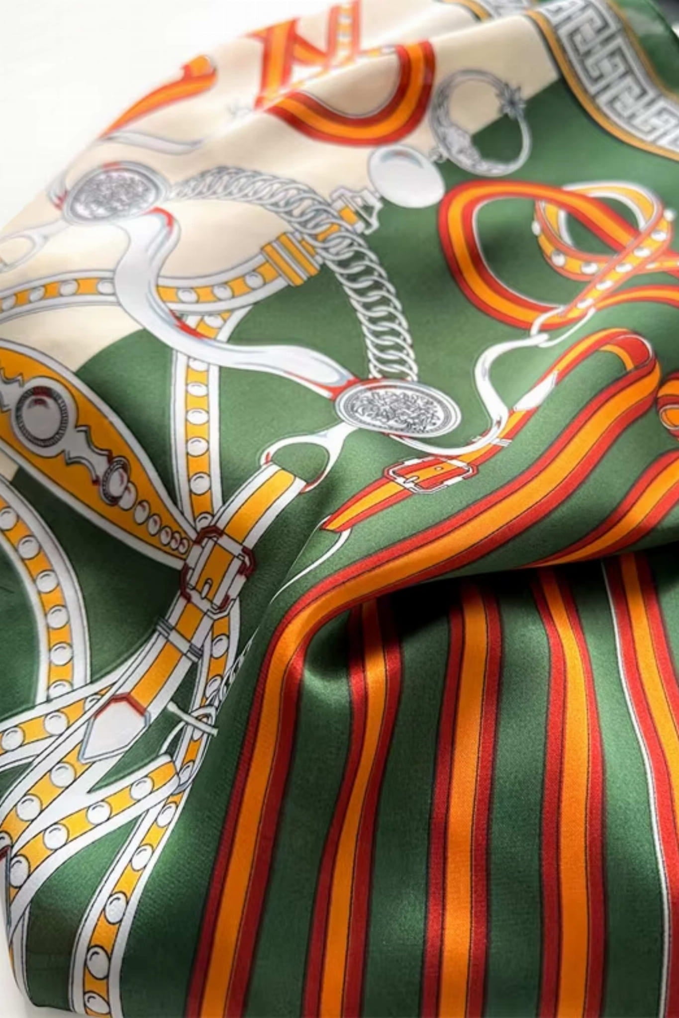 Apaszka o wymiarach 70x70 cm, układająca się na szyi, w stylu klasycznym | KAMEA | Spironik.pl