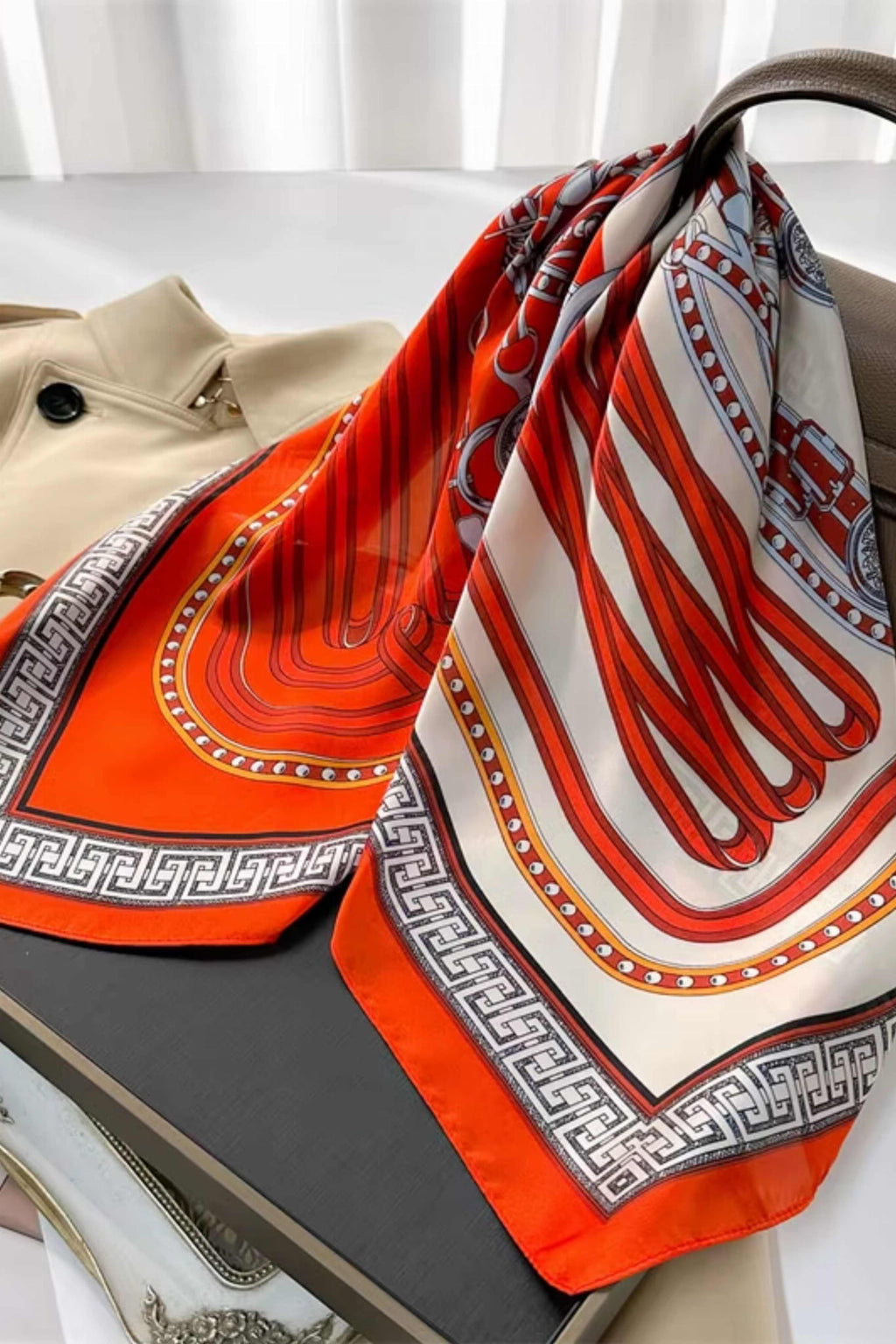 Apaszka o wymiarach 70x70 cm, idealna do noszenia na szyi lub jako ozdoba torebki | KAMEA | Spironik.pl