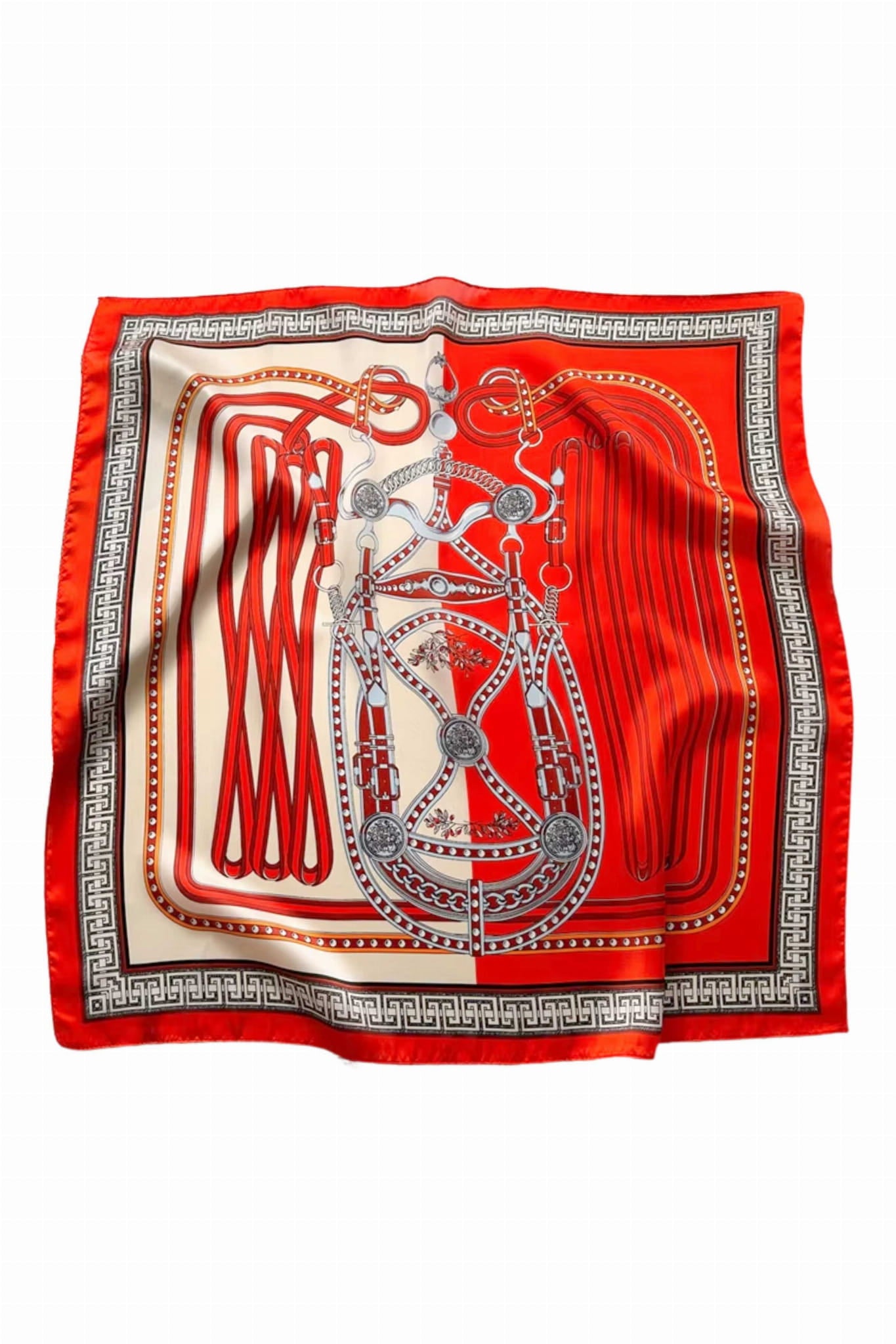 Detal apaszki z widocznym srebrnym wzorem uprzęży na kremowym tle | KAMEA | Spironik.pl