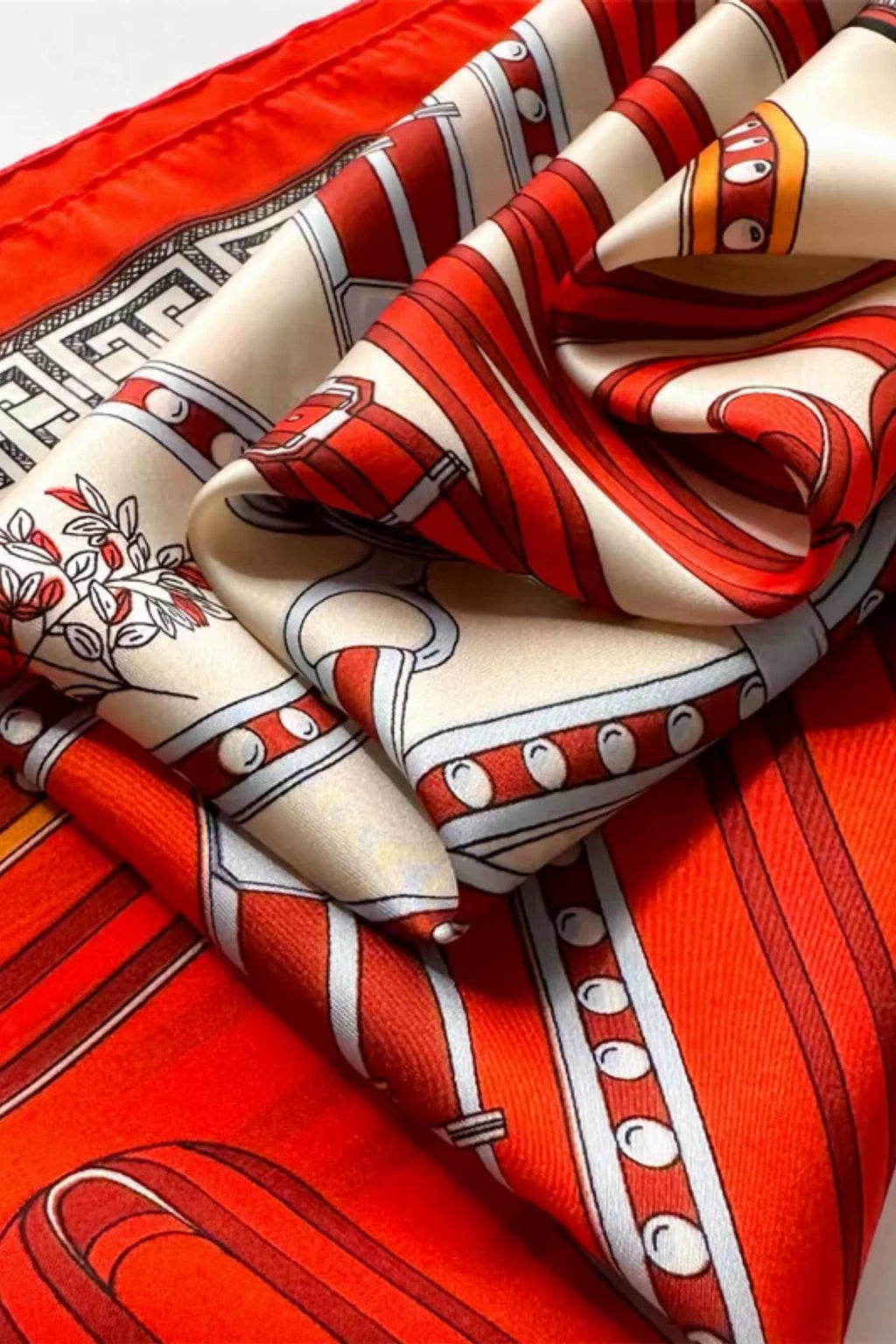 Bordiura z greckim meandrem w czarnym kolorze, dodająca elegancji apaszce | KAMEA | Spironik.pl