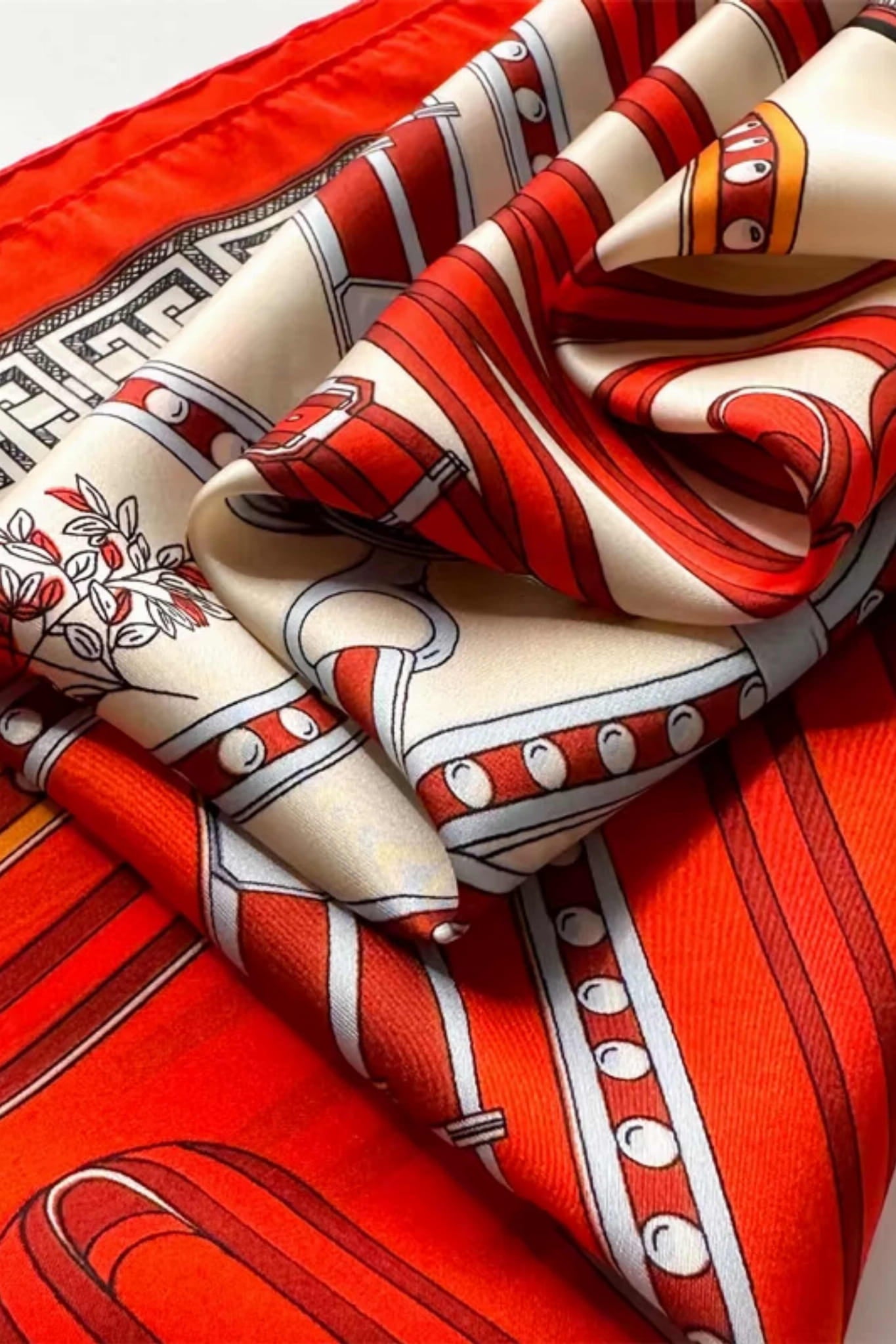 Bordiura z greckim meandrem w czarnym kolorze, dodająca elegancji apaszce | KAMEA | Spironik.pl