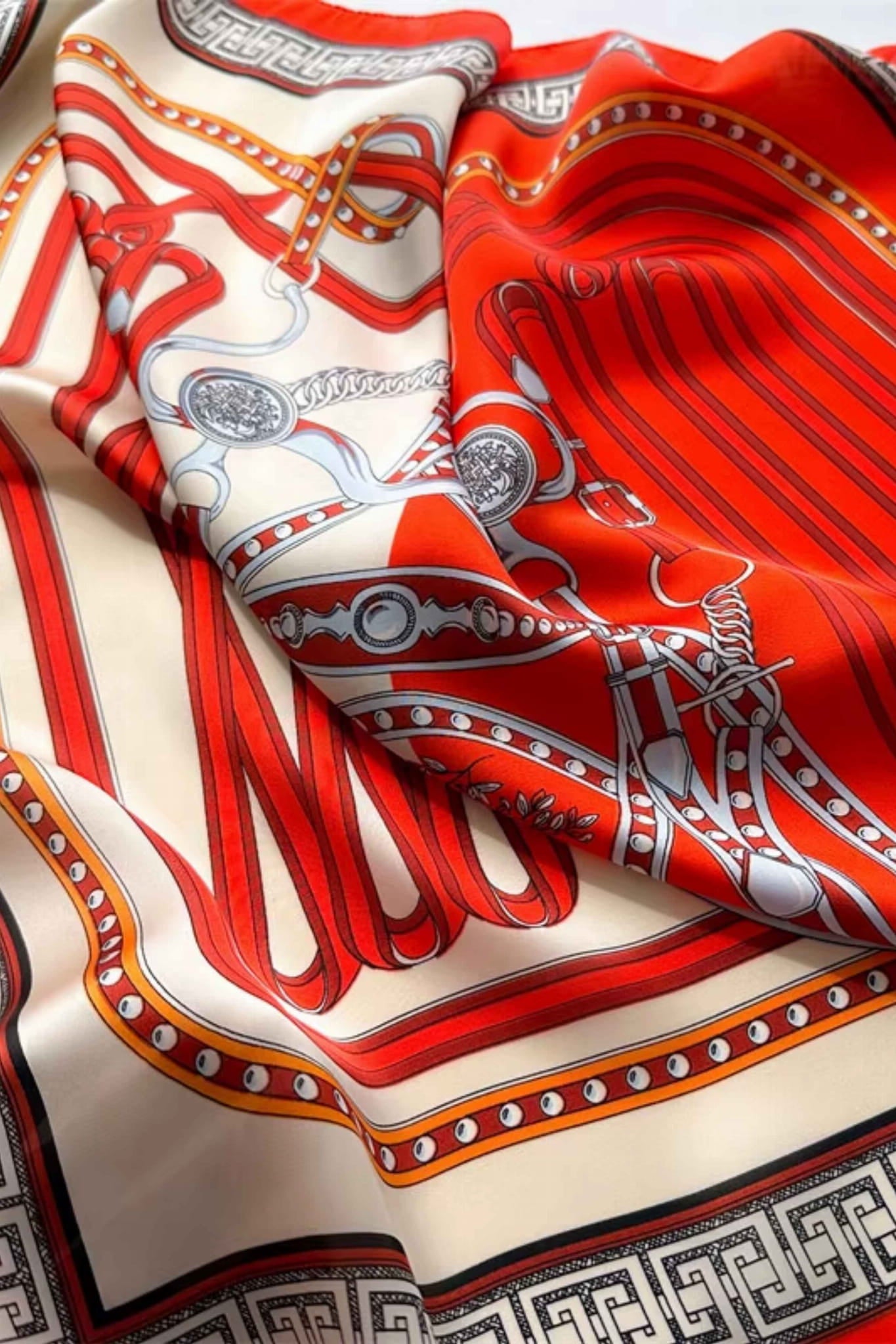 Apaszka w użyciu, stylowo związana na szyi, podkreślająca klasyczny styl | KAMEA | Spironik.pl