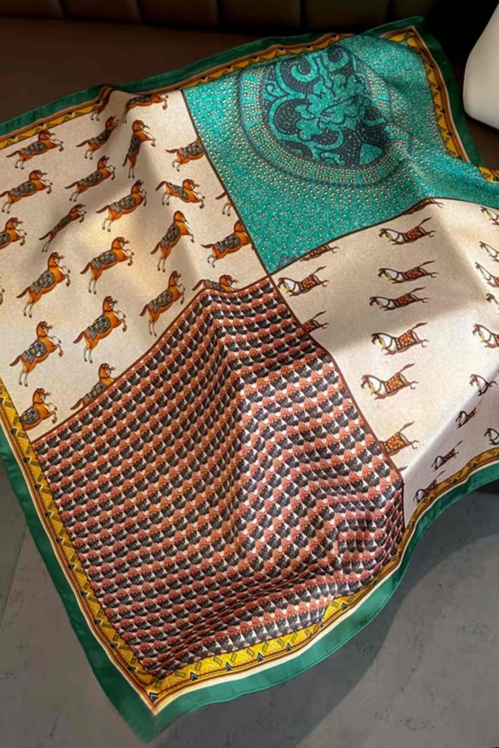 Apaszka w użyciu jako elegancki dodatek do stylizacji na wiosnę i lato | KAMEA | Spironik.pl