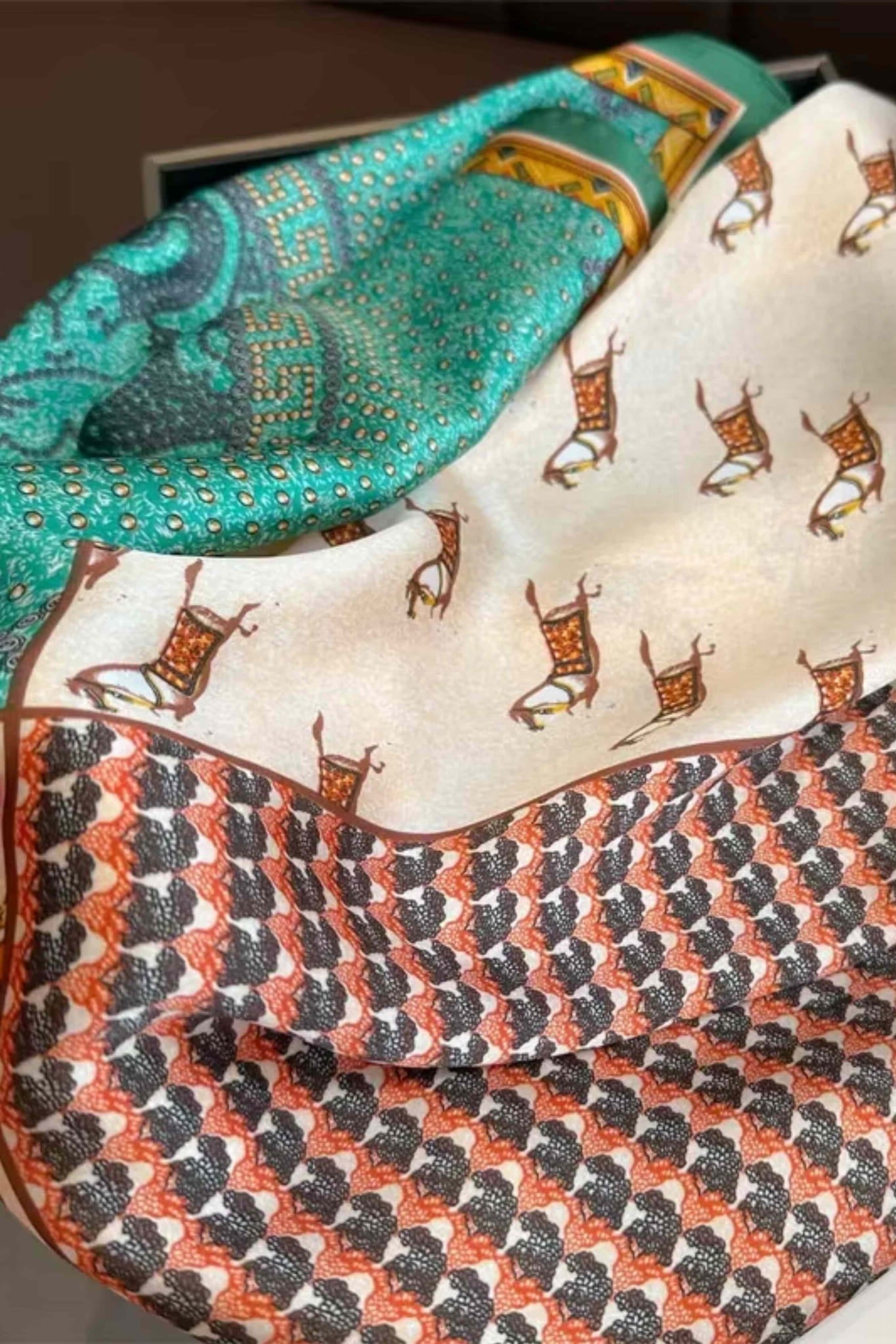 Widok apaszki z boku, prezentujący jej lekkość i uniwersalność w noszeniu | KAMEA | Spironik.pl