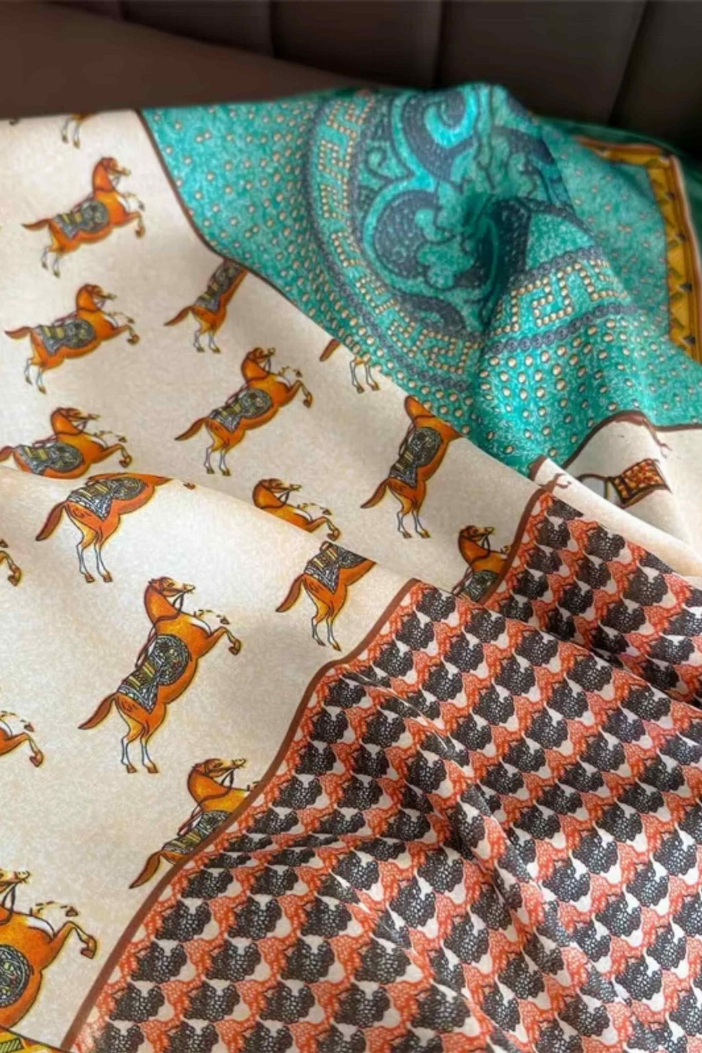 Zbliżenie na misterne ornamenty apaszki, które przyciągają wzrok i podkreślają styl | KAMEA | Spironik.pl