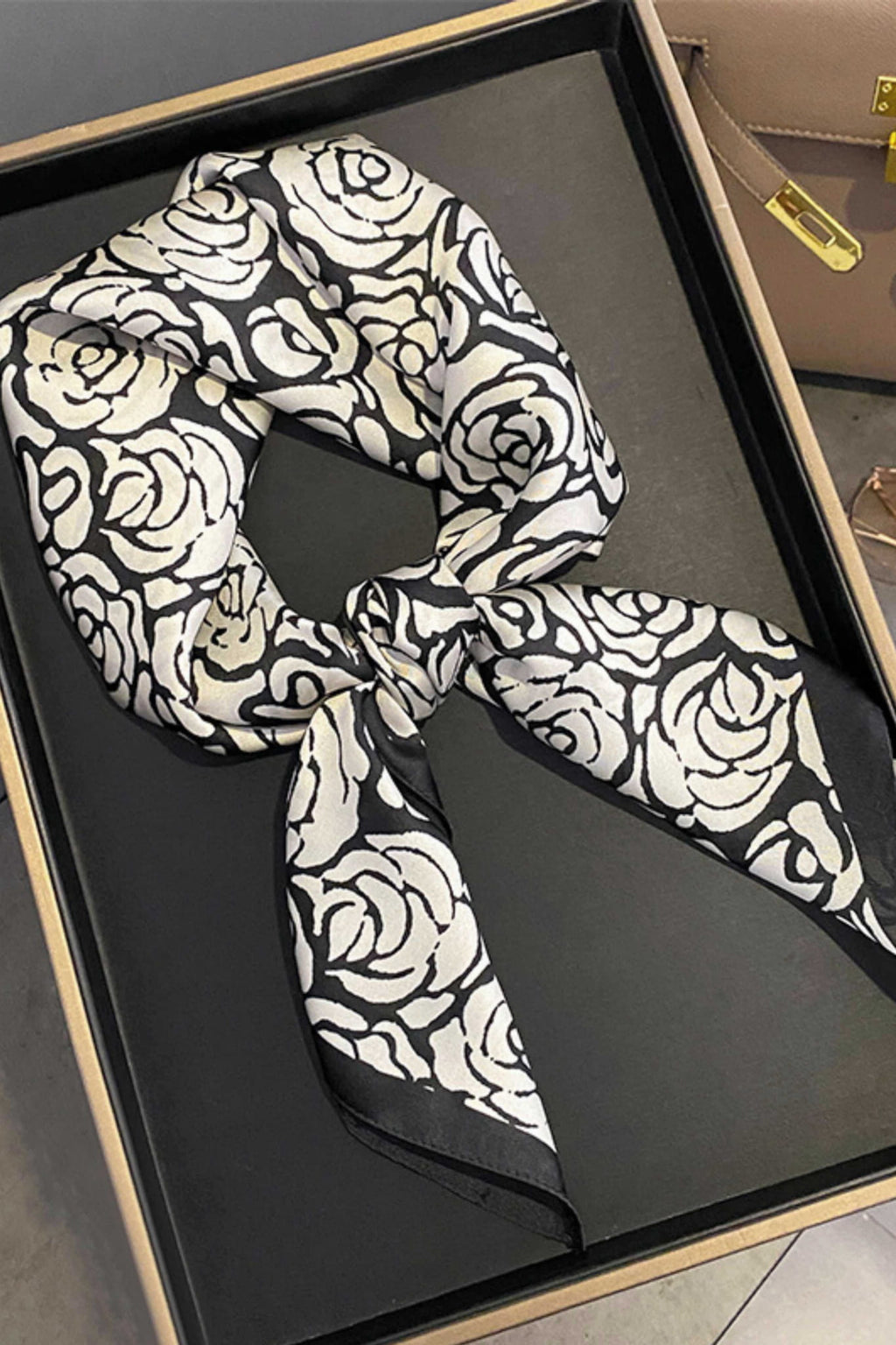 Detal wzoru róży na satynowej apaszce, wykonanej z poliestru imitującego jedwab | KAMEA | Spironik.pl