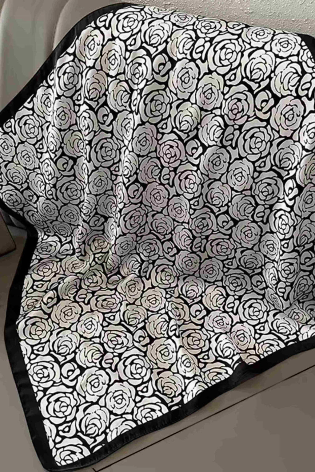 Apaszka damska w użyciu, stylowo ułożona na szyi, dodająca elegancji codziennej stylizacji | KAMEA | Spironik.pl