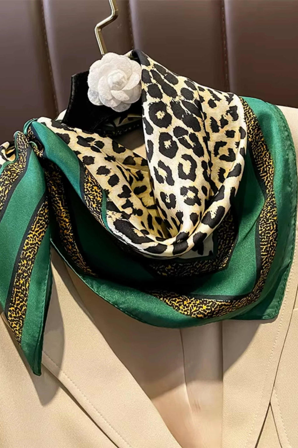 Apaszka o wymiarach 70x70 cm, wykonana z wysokiej jakości poliestru satynowego | KAMEA | Spironik.pl