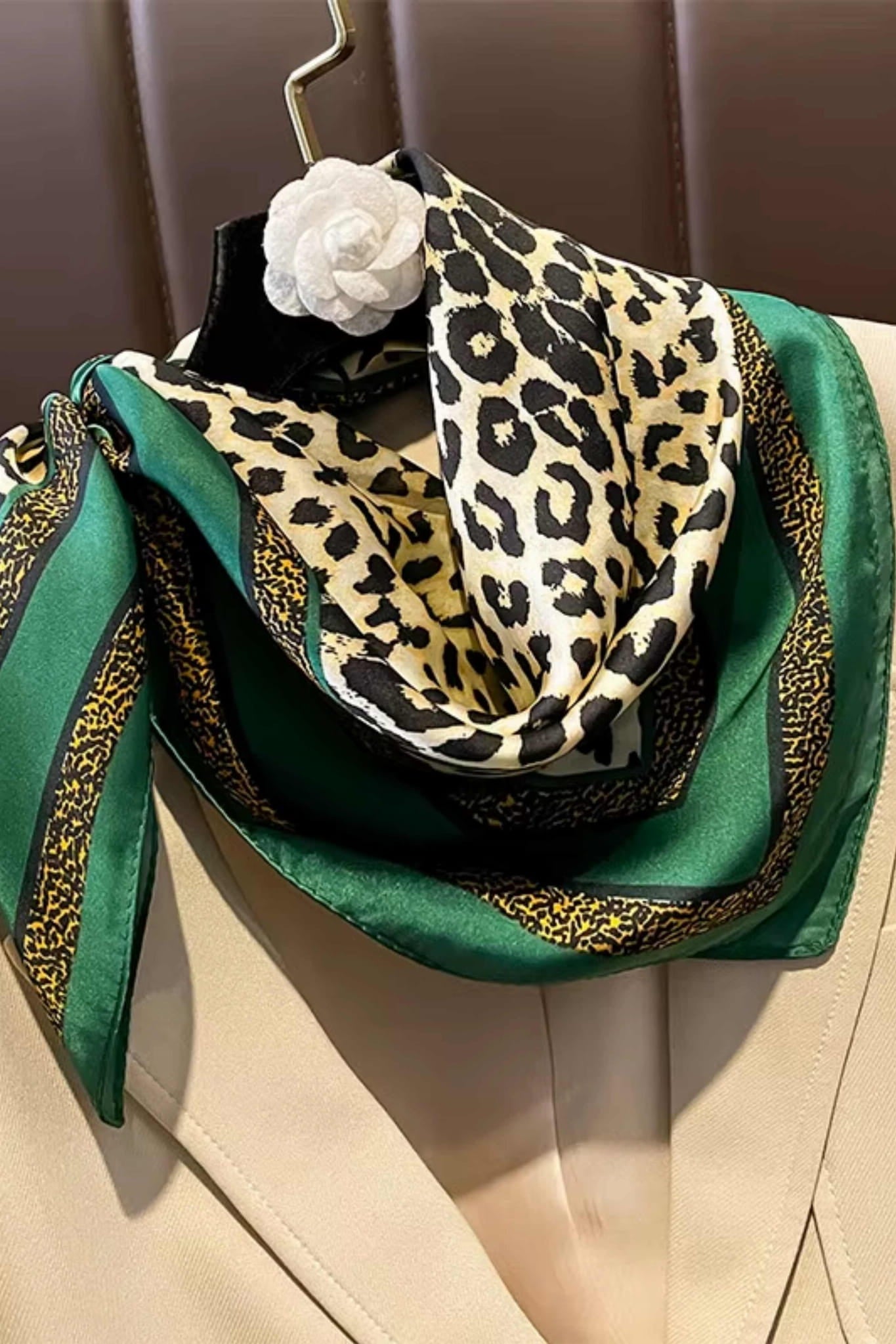 Apaszka o wymiarach 70x70 cm, wykonana z wysokiej jakości poliestru satynowego | KAMEA | Spironik.pl