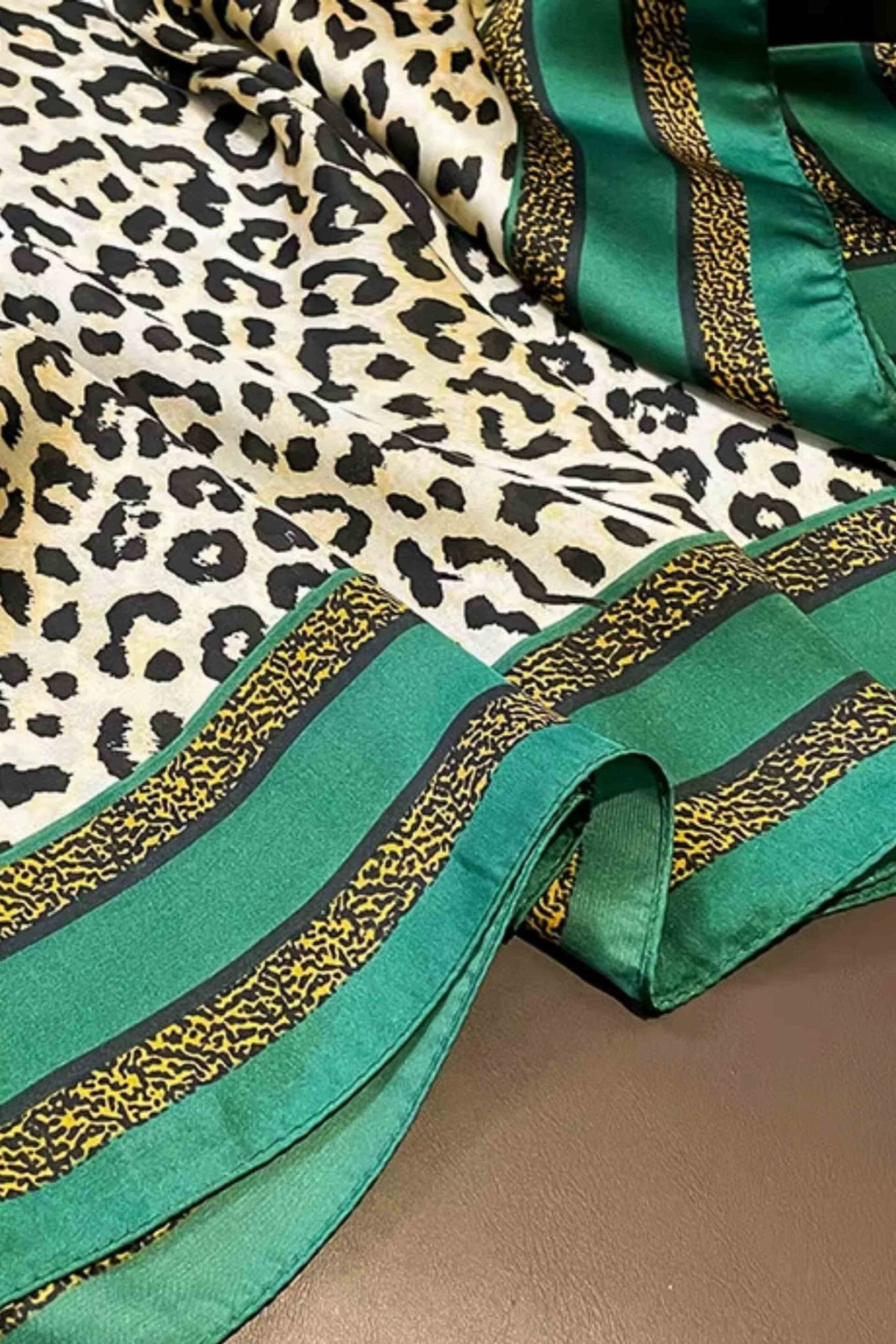 Zbliżenie na fakturę satynowej apaszki, ukazujące jej lekki połysk | KAMEA | Spironik.pl