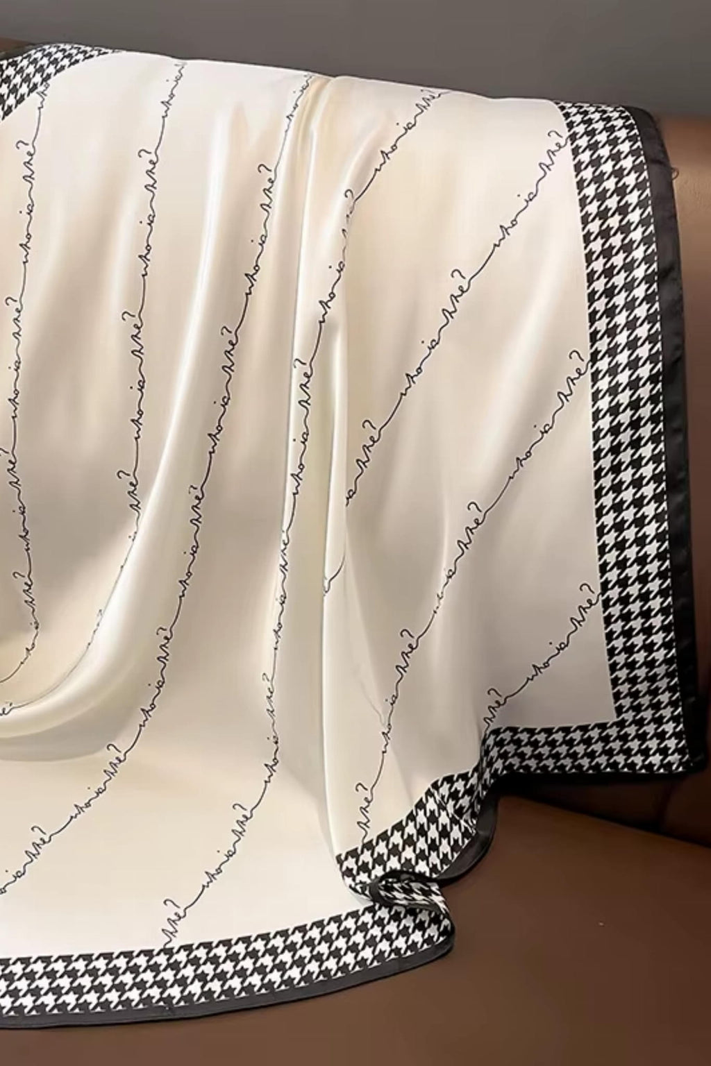 Zbliżenie na fakturę apaszki, miękki poliester w kremowym kolorze z wyrazistym wzorem | KAMEA | Spironik.pl