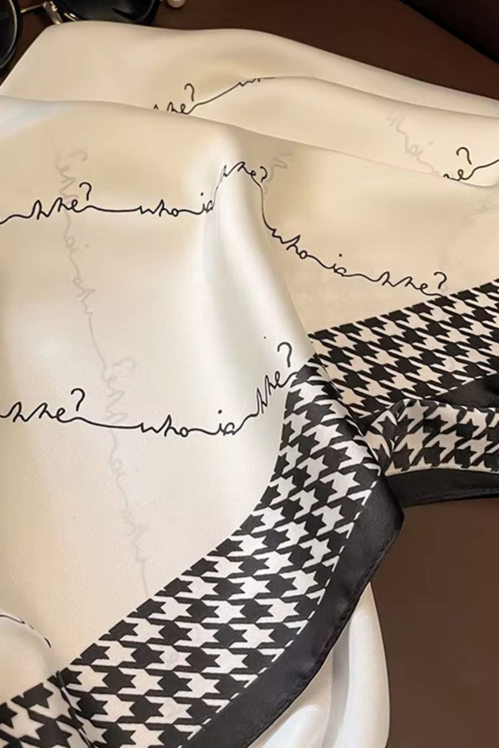 Apaszka damska w stylu paryskim, doskonała jako detal do marynarki lub opaska na włosy | KAMEA | Spironik.pl