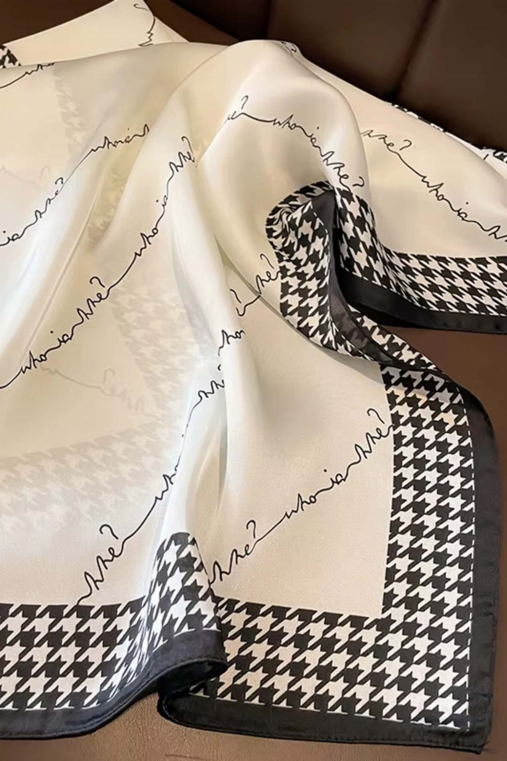 Apaszka w użyciu jako ozdoba do torebki, podkreślająca elegancki styl i klasykę | KAMEA | Spironik.pl