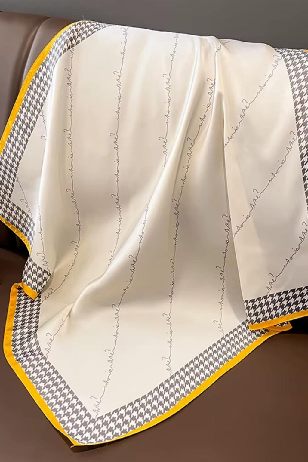 Detal apaszki z miękkiego materiału przypominającego jedwab, z eleganckim wzorem i kolorowym brzegiem | KAMEA | Spironik.pl