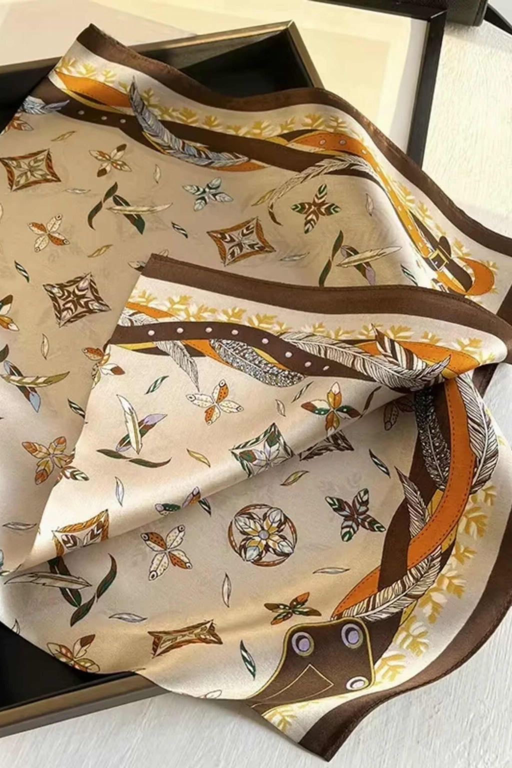 Apaszka w użyciu, stylizowana na szyi, idealna do zwiewnych sukienek i lnianych koszul | KAMEA | Spironik.pl