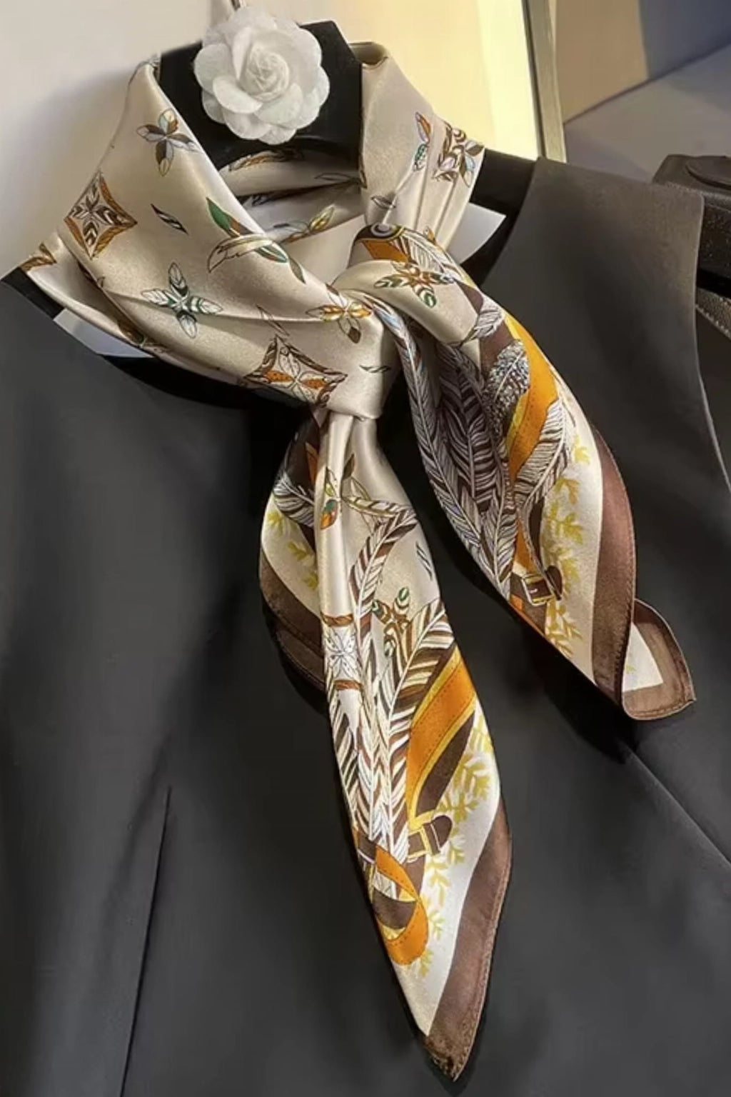 Wzór etniczno-roślinny na beżowym tle, zbliżenie na subtelne detale i kolorowe akcenty | KAMEA | Spironik.pl