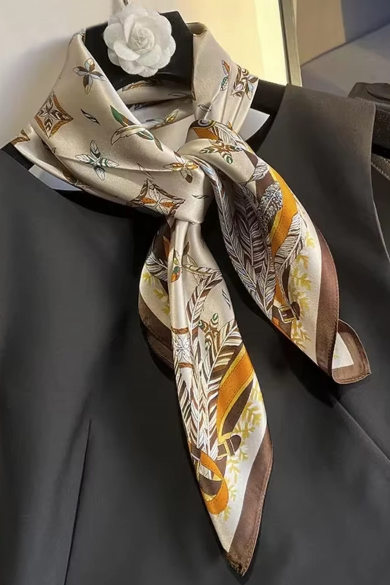 Wzór etniczno-roślinny na beżowym tle, zbliżenie na subtelne detale i kolorowe akcenty | KAMEA | Spironik.pl