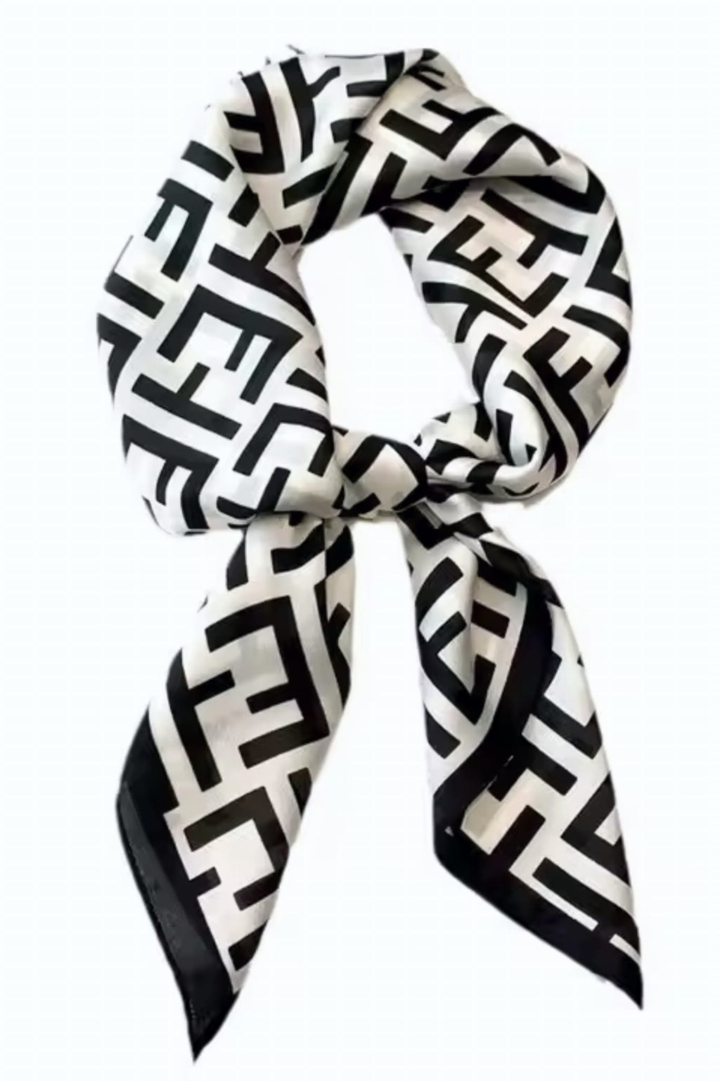 Czarno-biała apaszka w użyciu, stylowo związana na szyi, dodająca charakteru codziennej stylizacji | KAMEA | Spironik.pl