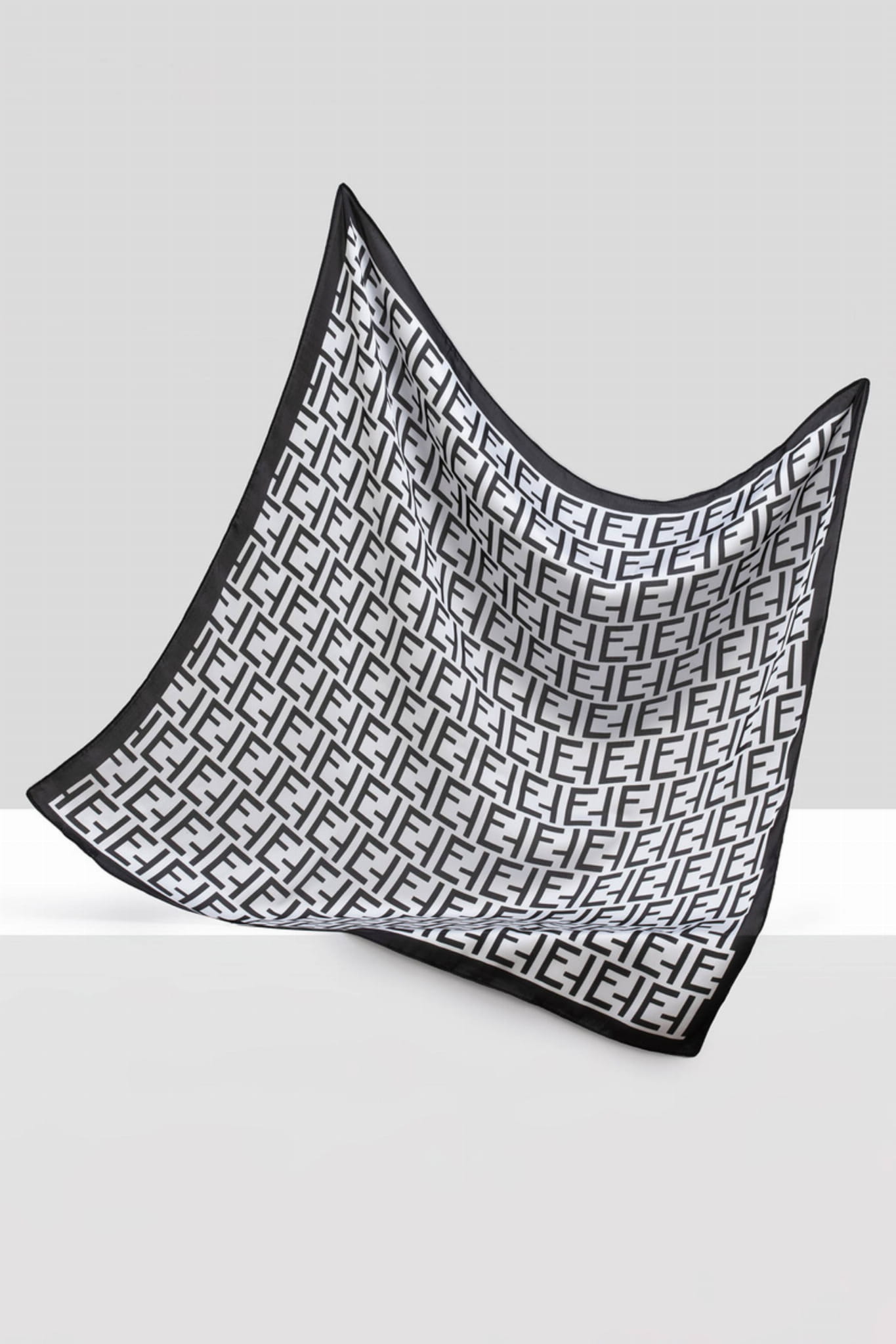 Apaszka 70x70 cm z geometrycznym wzorem, złożona na stole, prezentująca elegancki design | KAMEA | Spironik.pl
