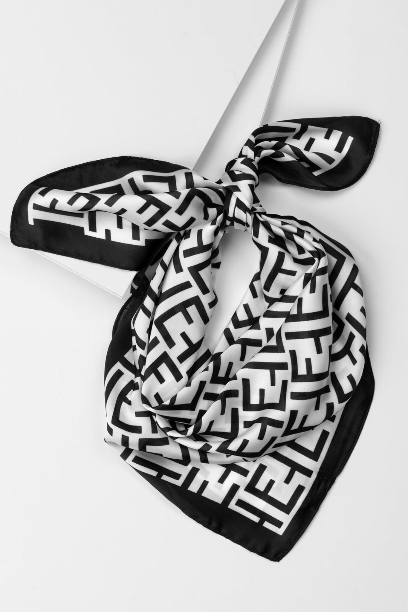 Detal apaszki z delikatnego poliestru, ukazujący geometryczny motyw w czerni i bieli | KAMEA | Spironik.pl