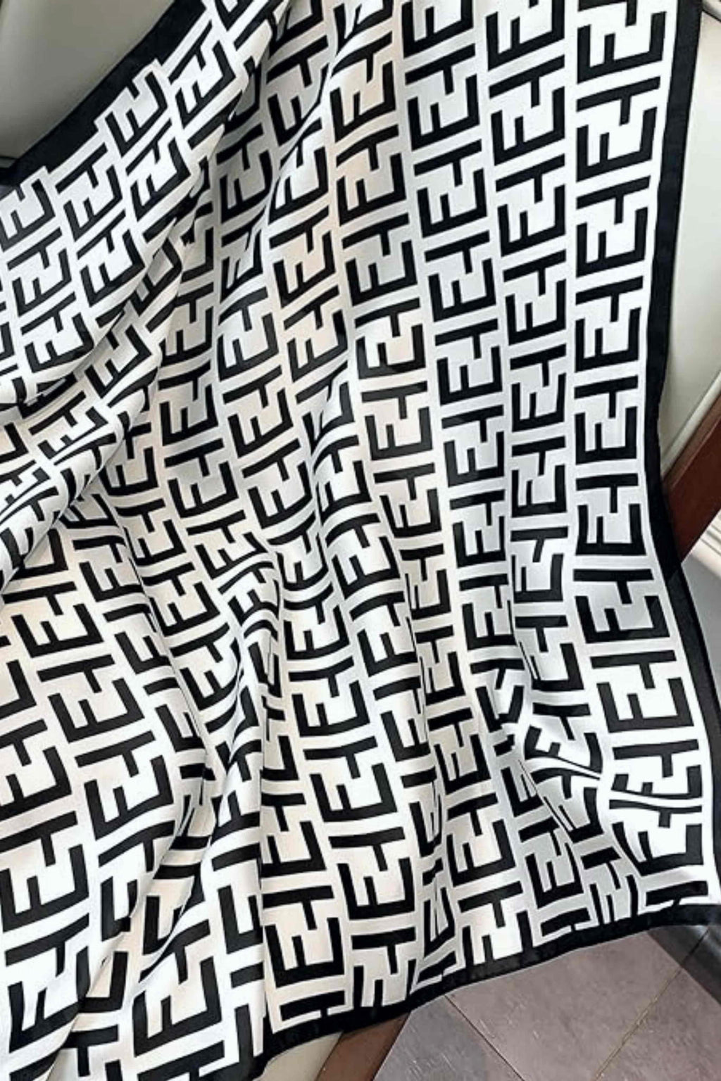 Widok z boku apaszki z lekkim połyskiem, ukazujący jej fakturę i minimalistyczny styl | KAMEA | Spironik.pl