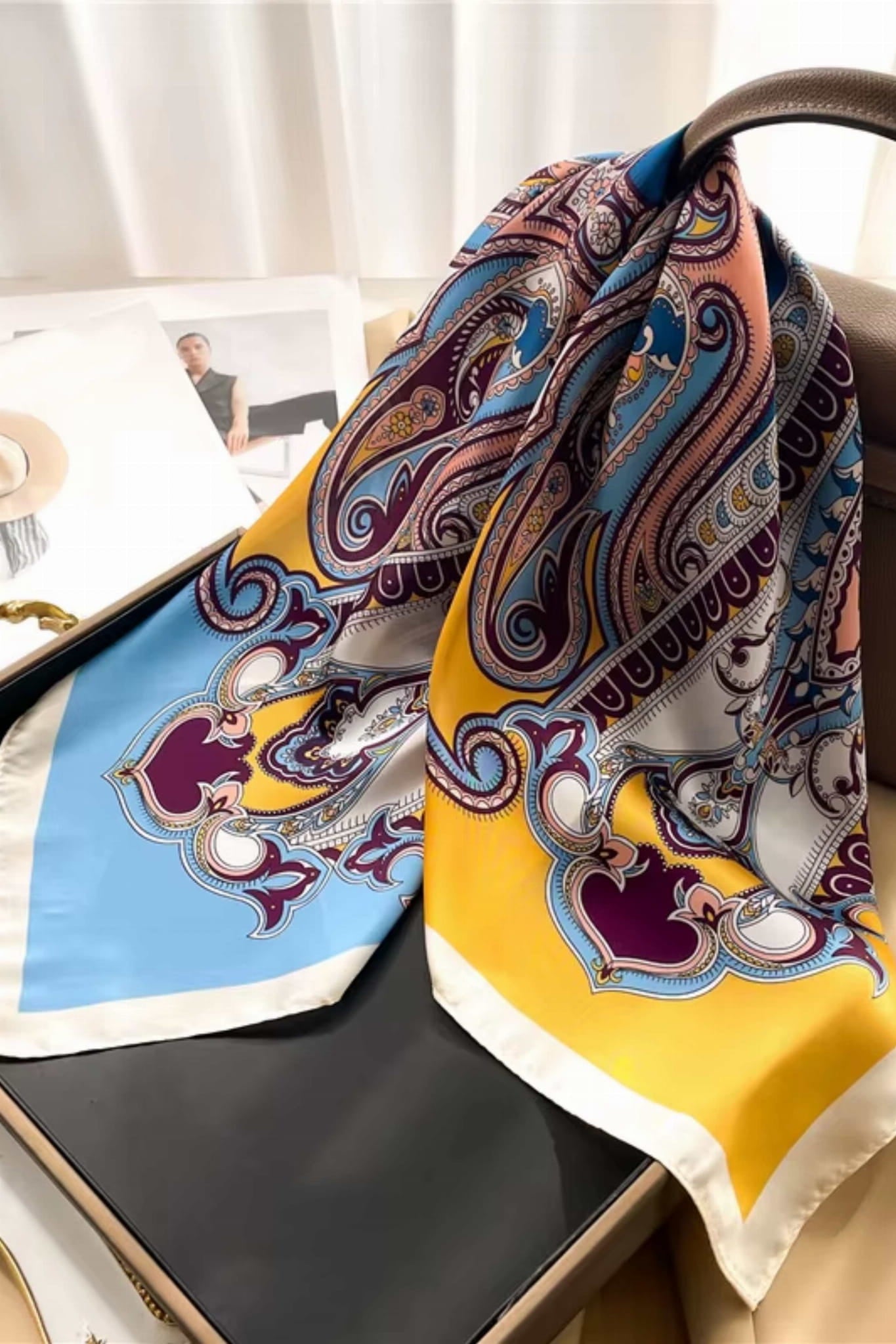 Apaszka w stylu orientalnym, wykonana z satynowego poliestru imitującego jedwab | KAMEA | Spironik.pl