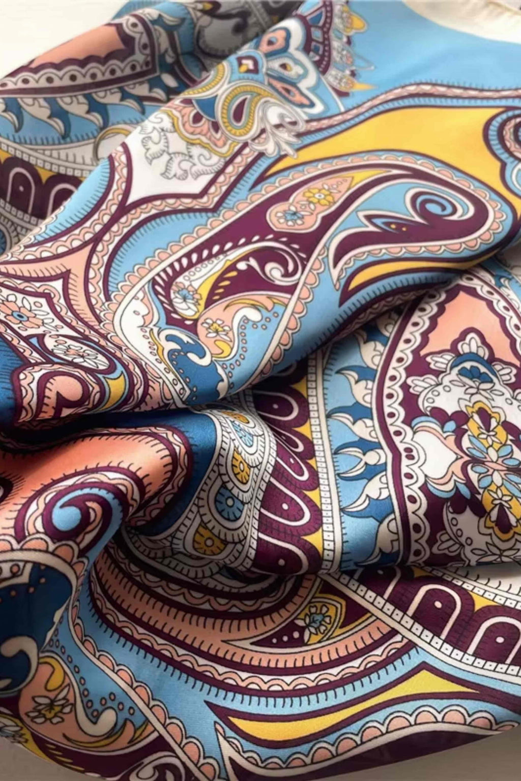 Apaszka w użyciu jako ozdoba torebki, podkreślająca indywidualny styl | KAMEA | Spironik.pl