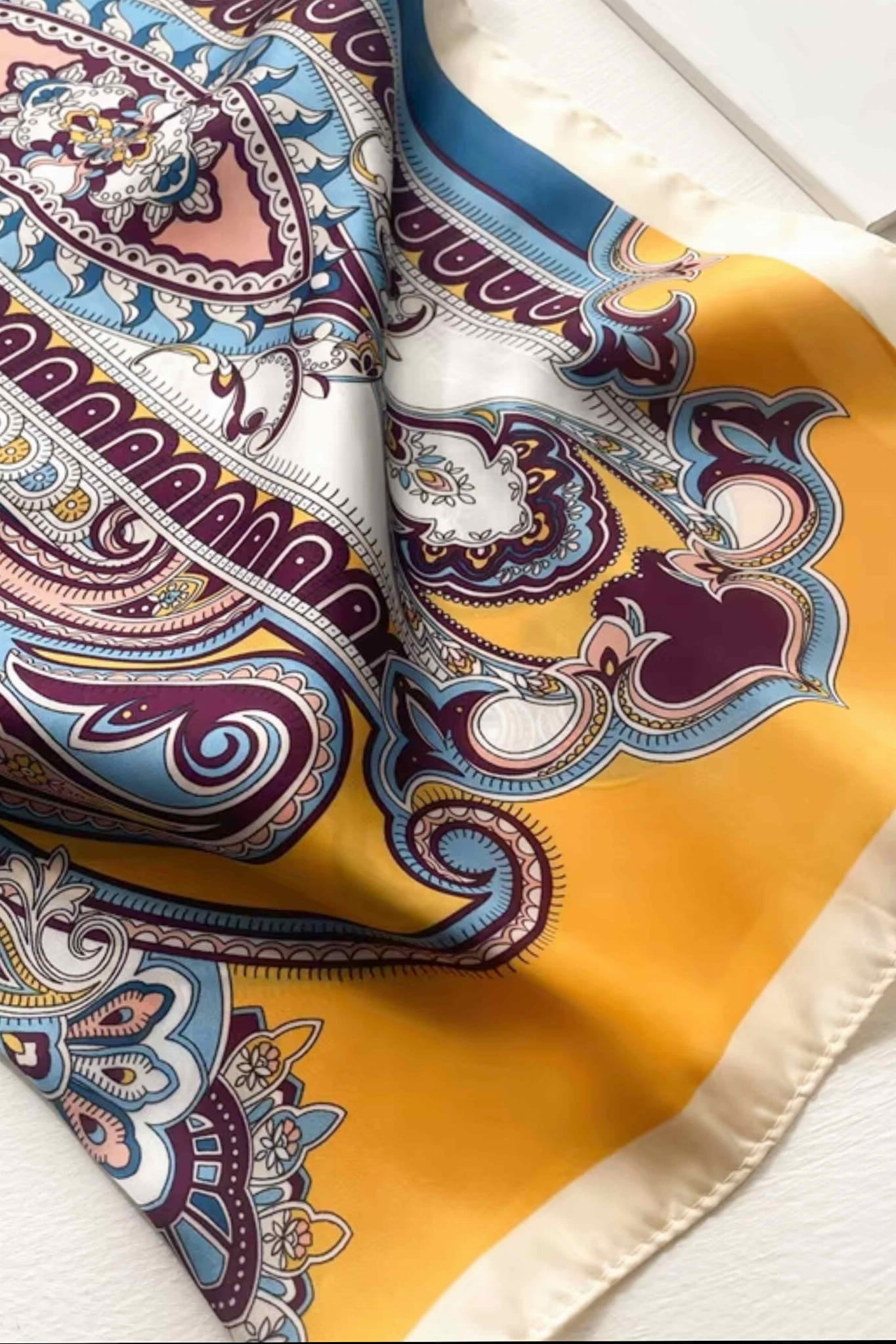 Apaszka w kolorach błękitu, burgundu i różu, doskonała na każdą porę roku | KAMEA | Spironik.pl