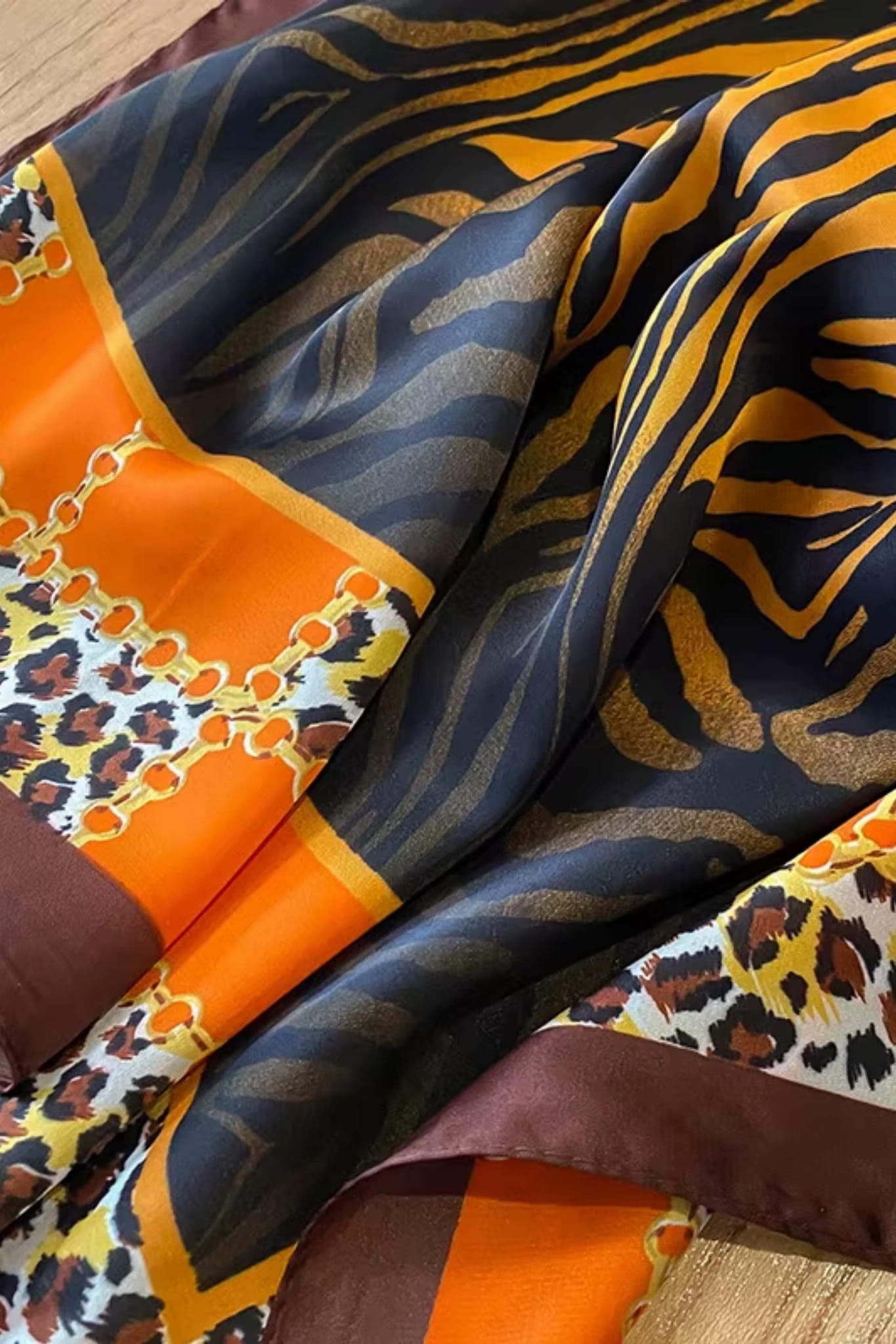 Apaszka w stylu glamour, idealna do noszenia na szyi lub jako ozdoba torebki | KAMEA | Spironik.pl