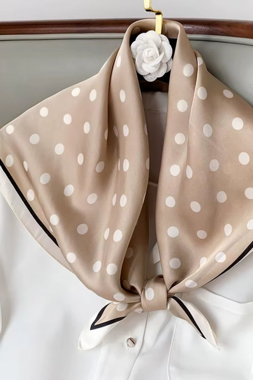 Apaszka damska 70x70 cm w stylu retro, ułożona na białym tle | KAMEA | Spironik.pl