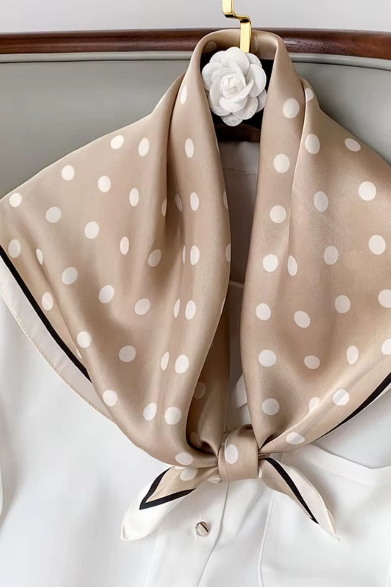 Apaszka damska 70x70 cm w stylu retro, ułożona na białym tle | KAMEA | Spironik.pl