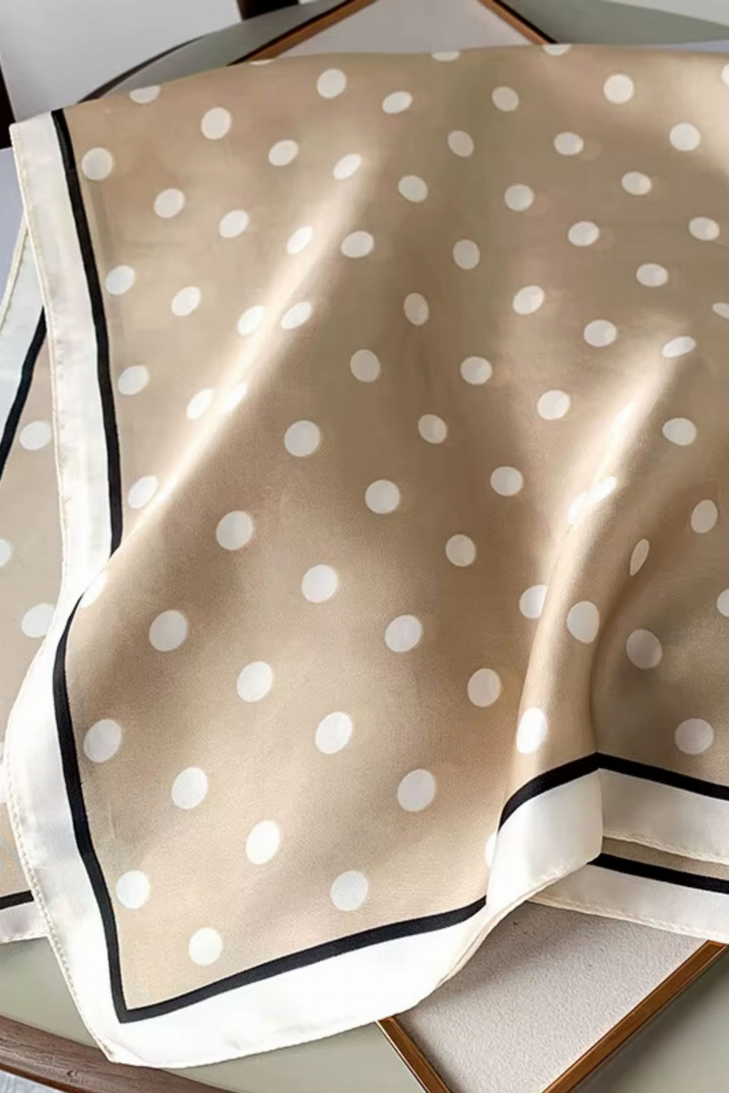 Detal satynowej tkaniny apaszki, imitującej jedwab, z bliska | KAMEA | Spironik.pl