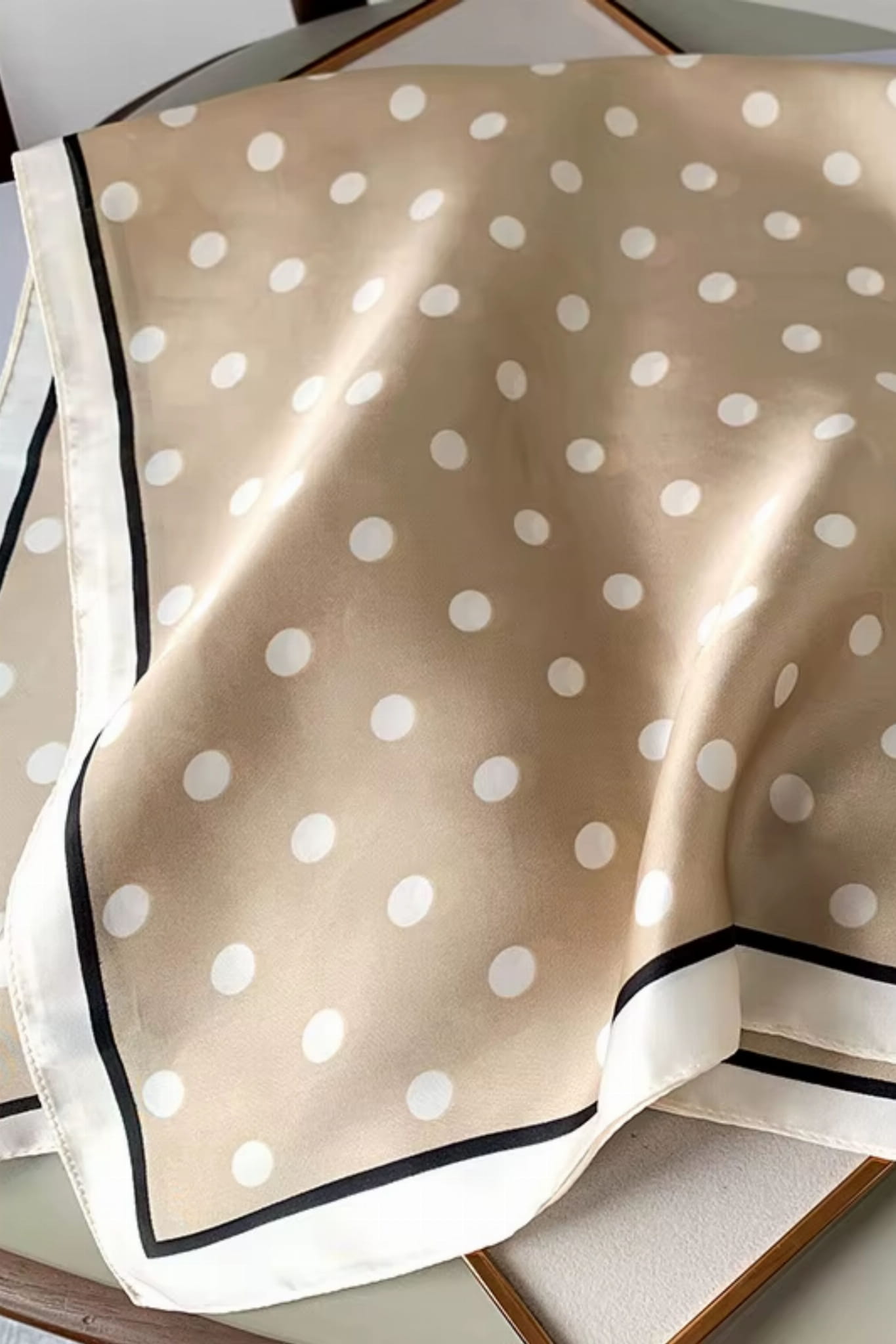 Detal satynowej tkaniny apaszki, imitującej jedwab, z bliska | KAMEA | Spironik.pl