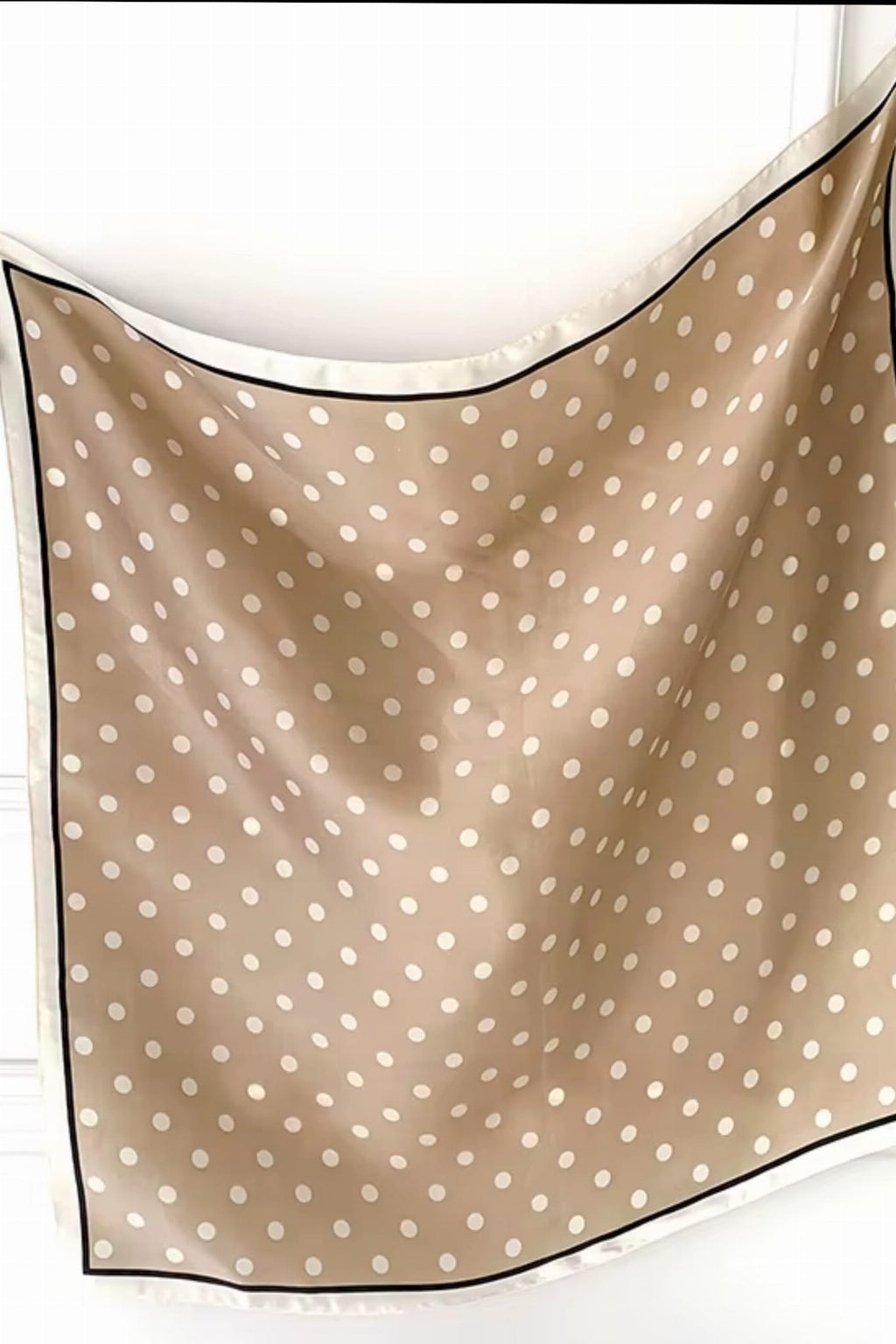 Beżowa apaszka w użyciu, stylowo związana na szyi | KAMEA | Spironik.pl