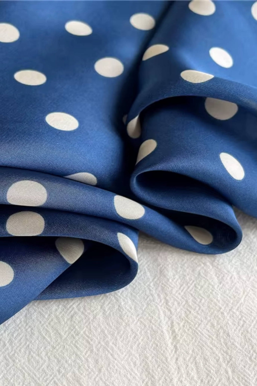 Apaszka, Model: FJ201-3//T40//19, Kolor: granatowy, Skład materiału: 100% Poliester, Przeznaczenie: Wielosezonowe, Wymiary(długość/szerokość): 70cm/70cm (Apaszka, zdjęcie 3)