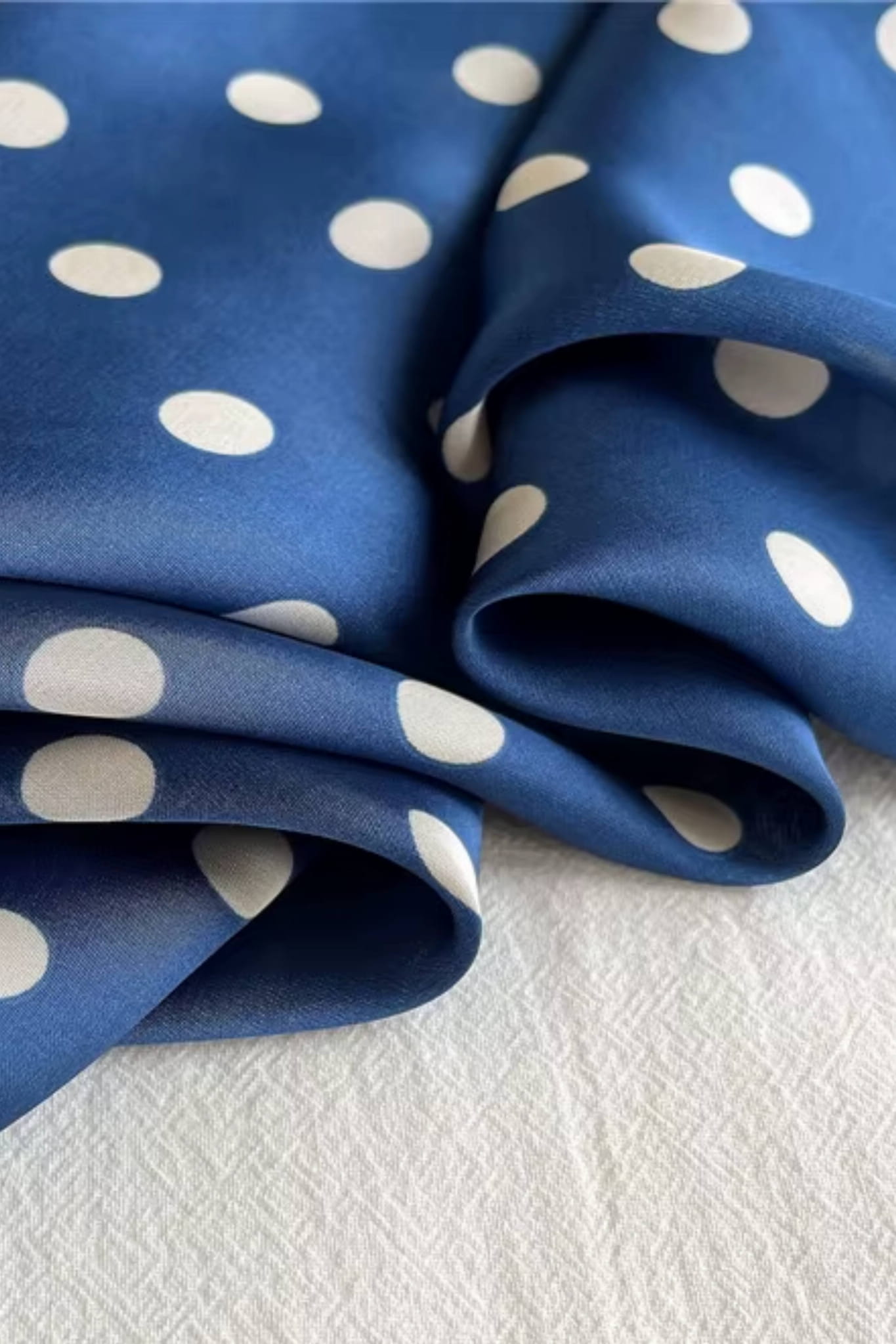 Apaszka, Model: FJ201-3//T40//19, Kolor: granatowy, Skład materiału: 100% Poliester, Przeznaczenie: Wielosezonowe, Wymiary(długość/szerokość): 70cm/70cm (Apaszka, zdjęcie 3)